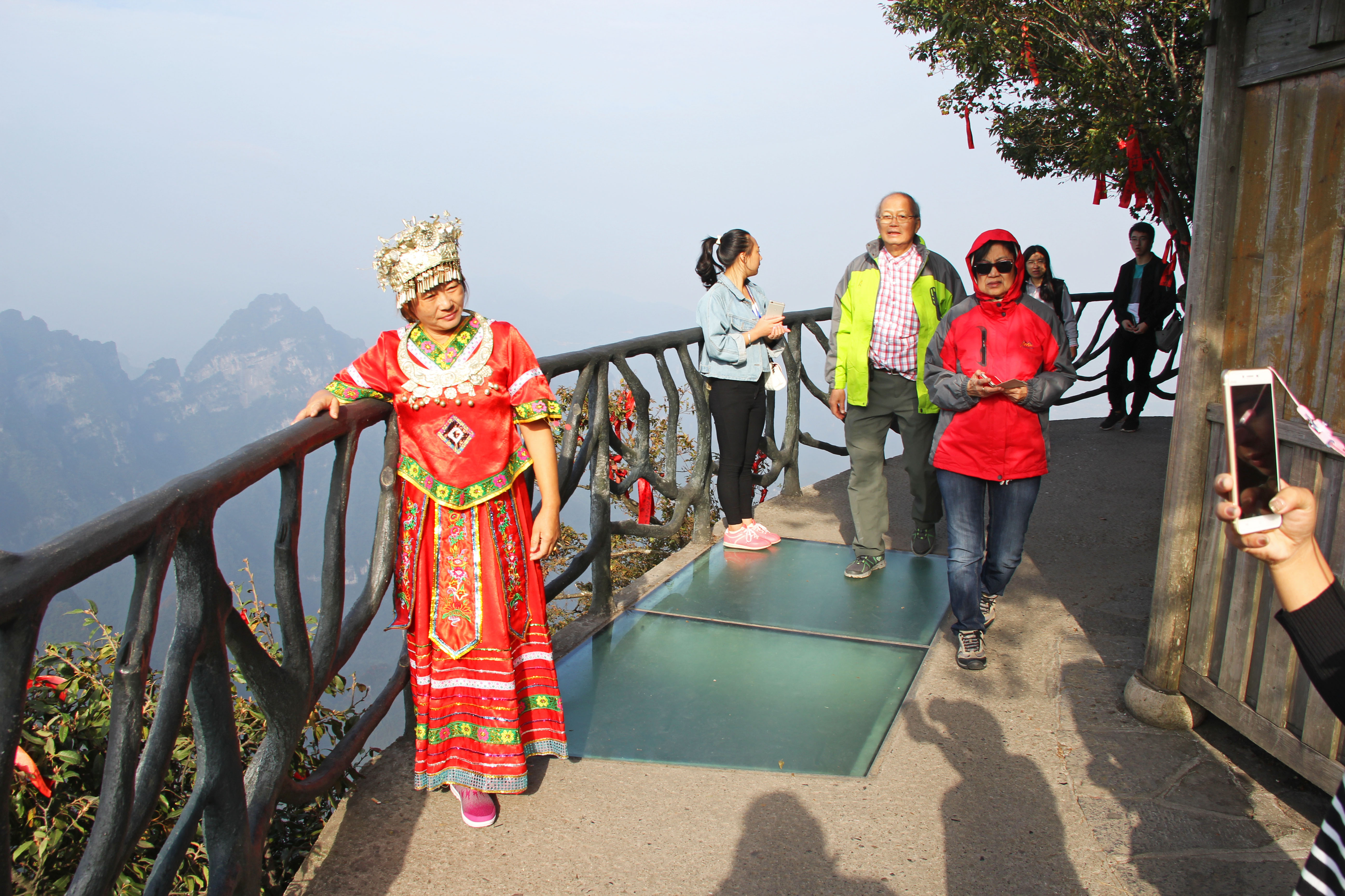 28TianmenshanCliffwalkPeopleByEric.jpg