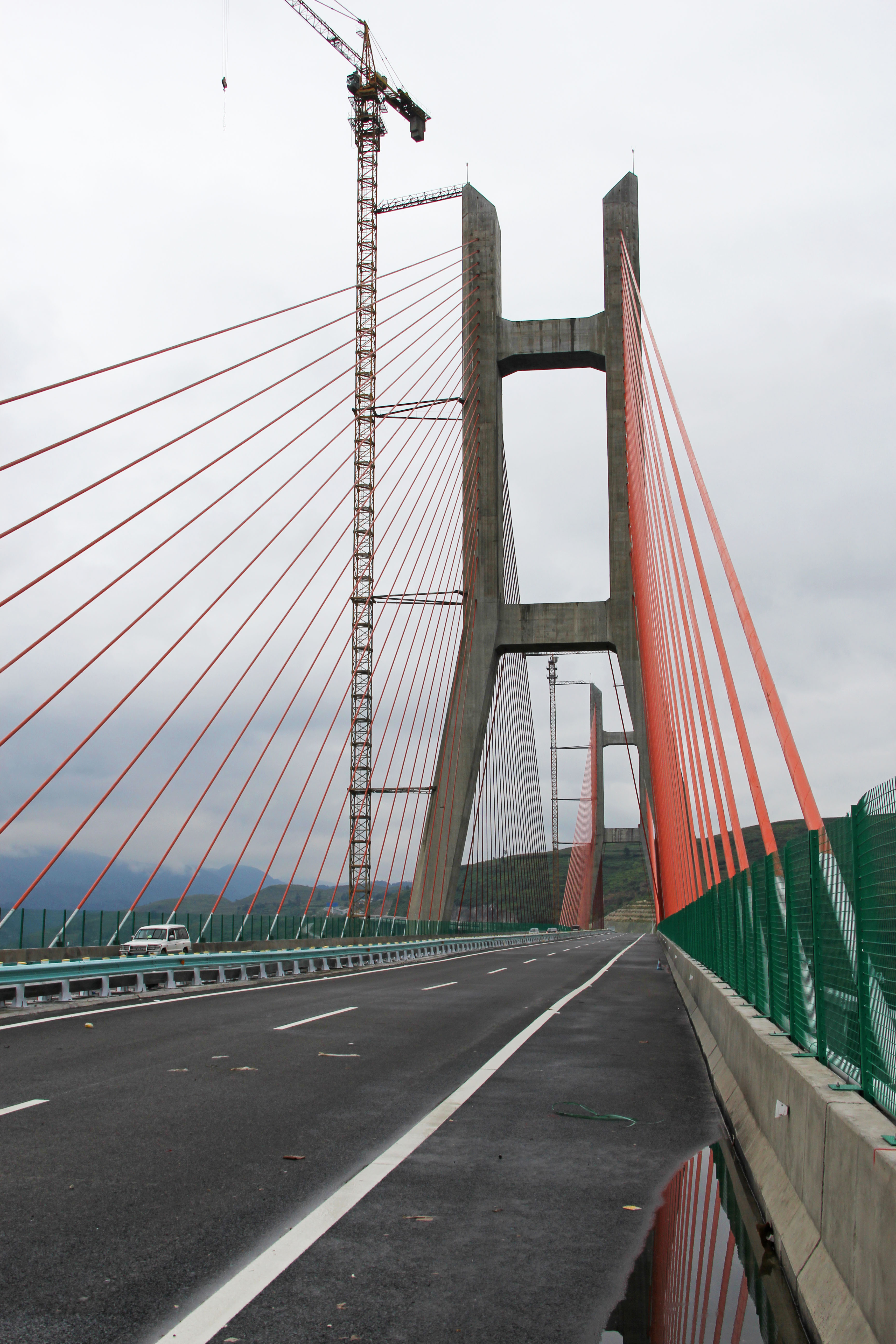 WuzuoheCableStayedTowerFromRoad.jpg