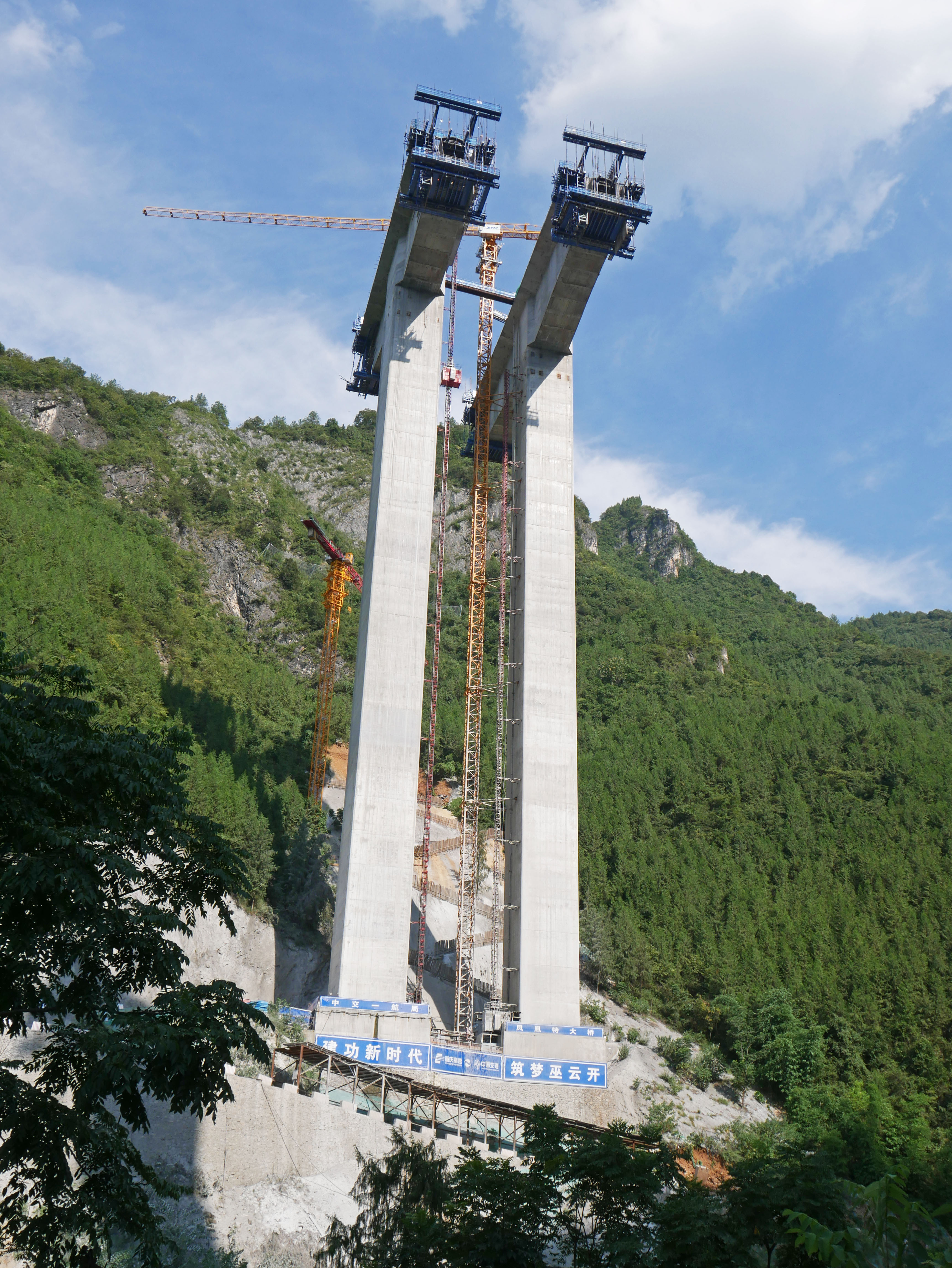 Fenghuang Bridge WuyunkaiBlueSky.JPG