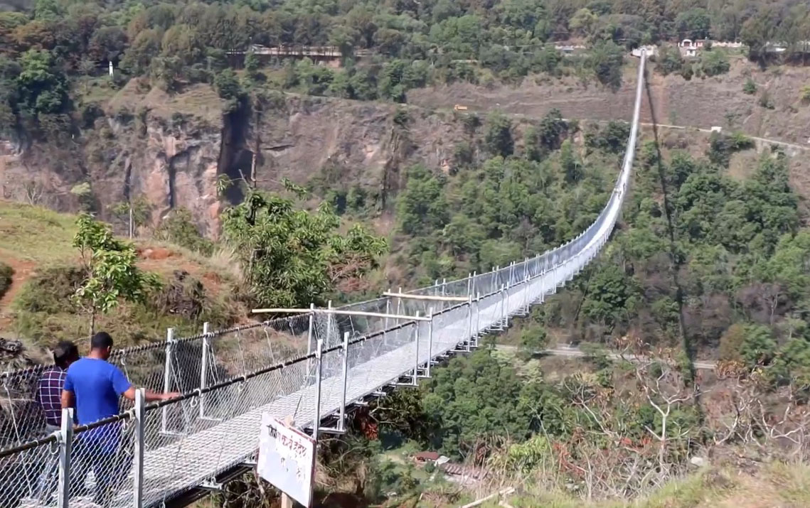 BaglungParbatFootbridge by Dhorpatan Daily3.jpg