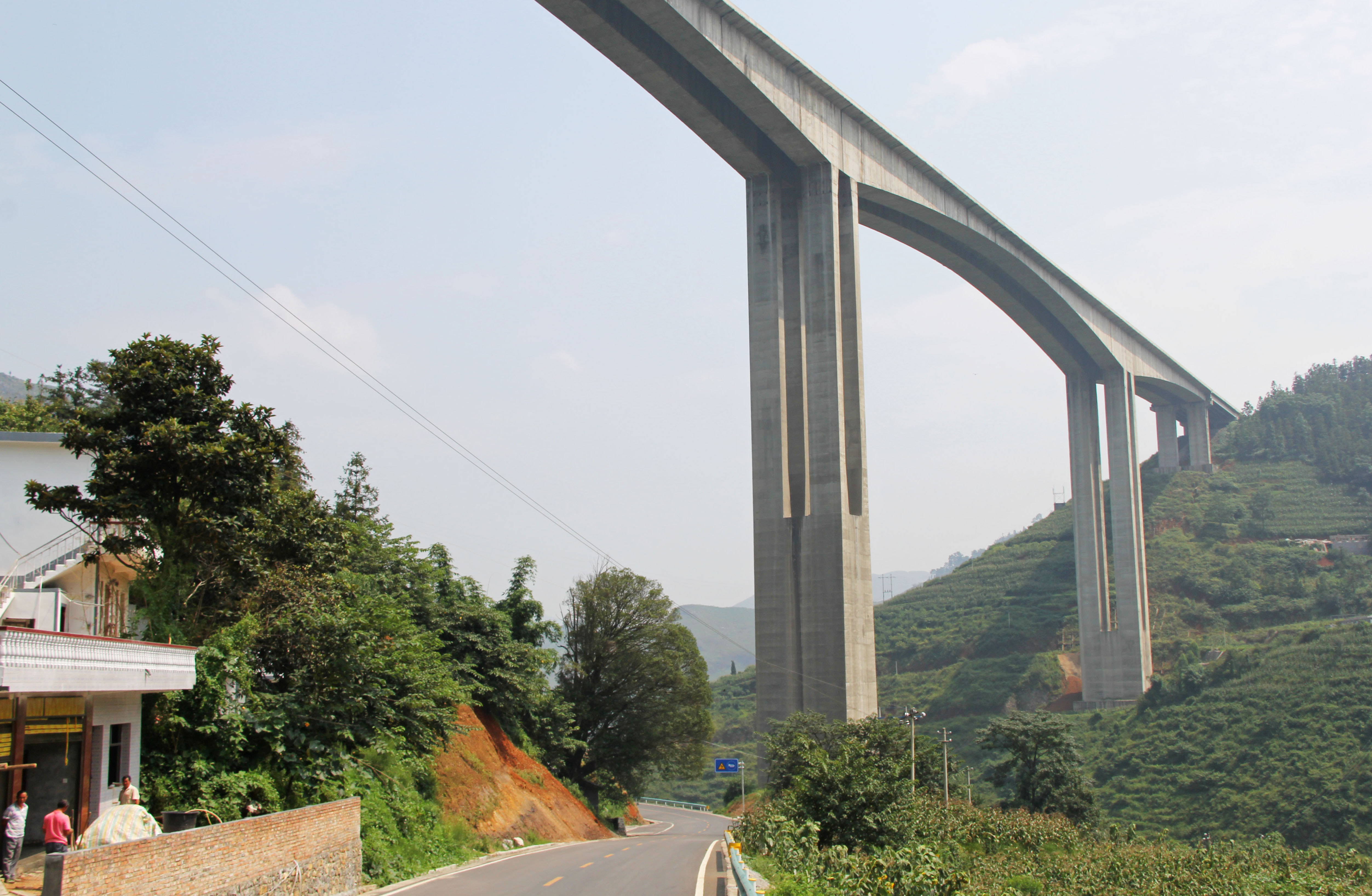 HutiaoheGorge&Road.jpg