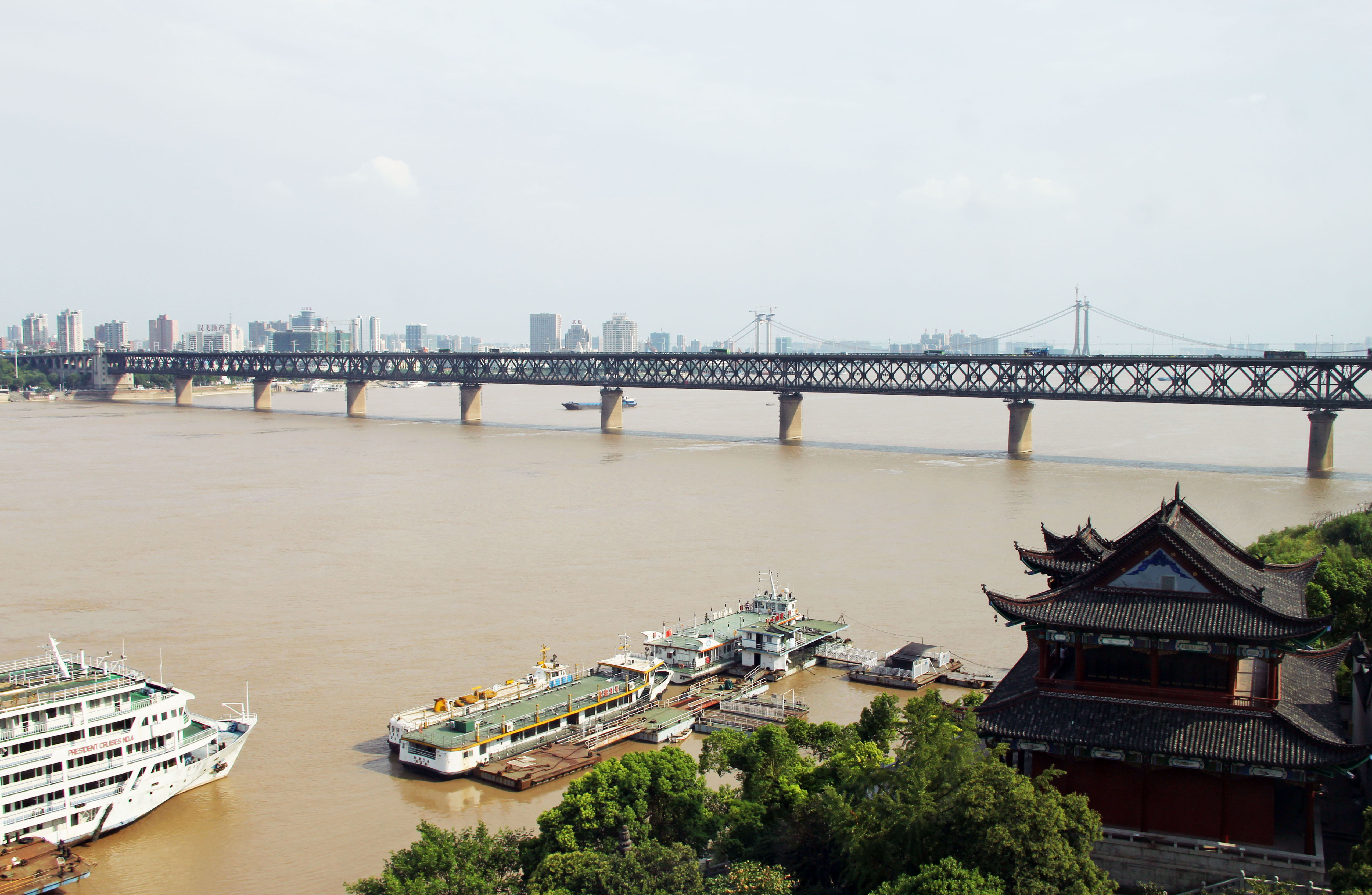 35WuhanYangtzeRiverBridgeView.jpg