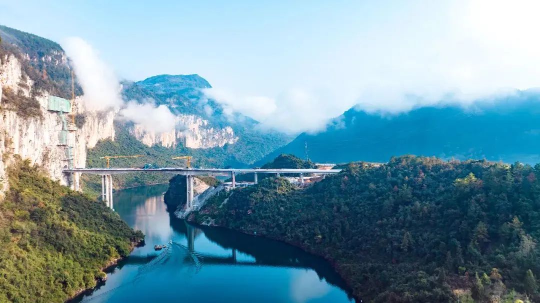 Apengjiang Bridge GongtanClouds.jpg