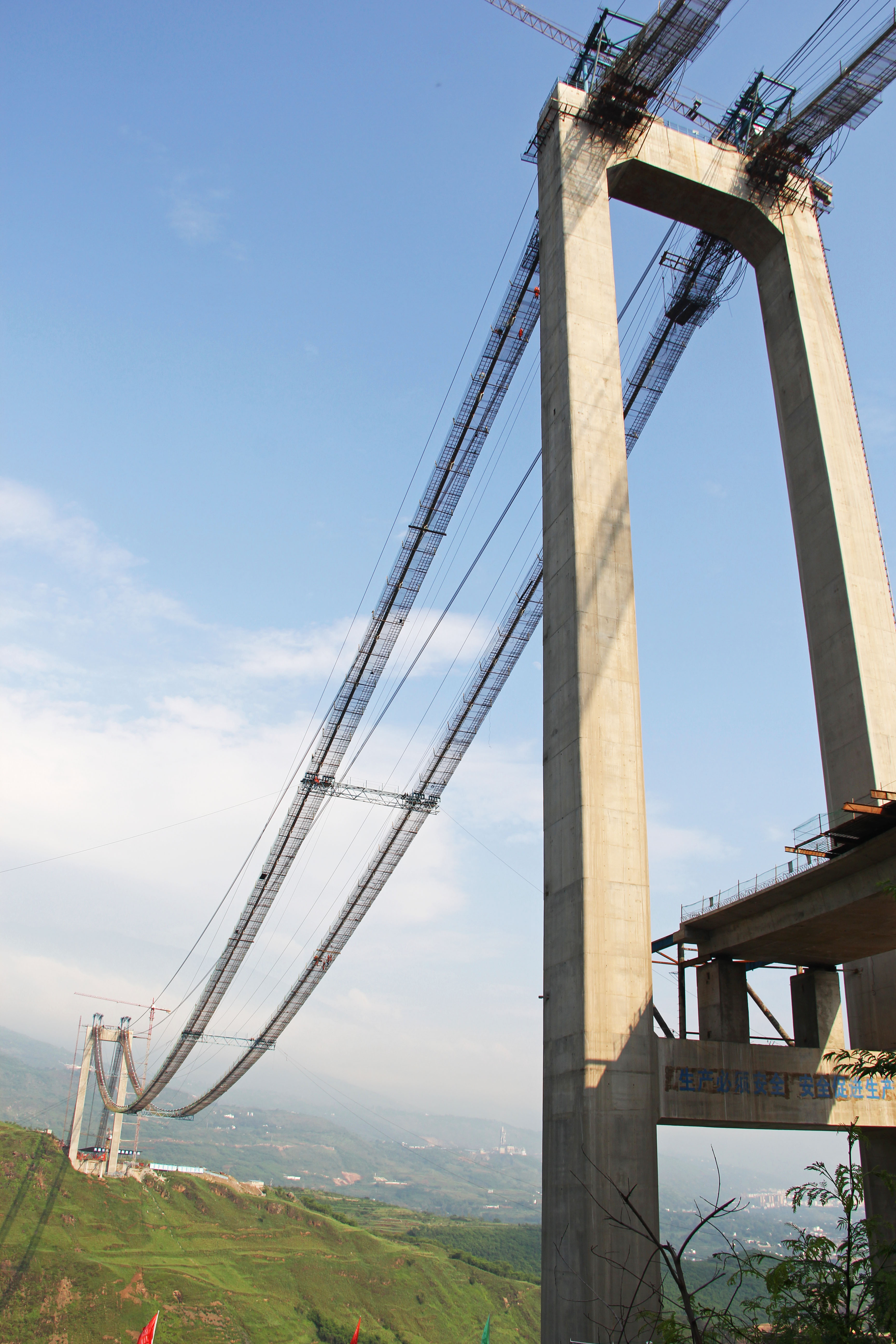 JinshajiangBridgeHulukouConcreteTowers.jpg