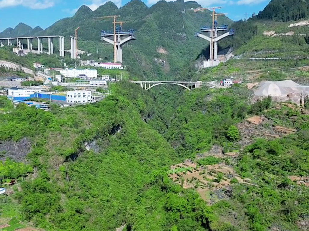 Yunnanzhuang BridgesUpstream.jpg