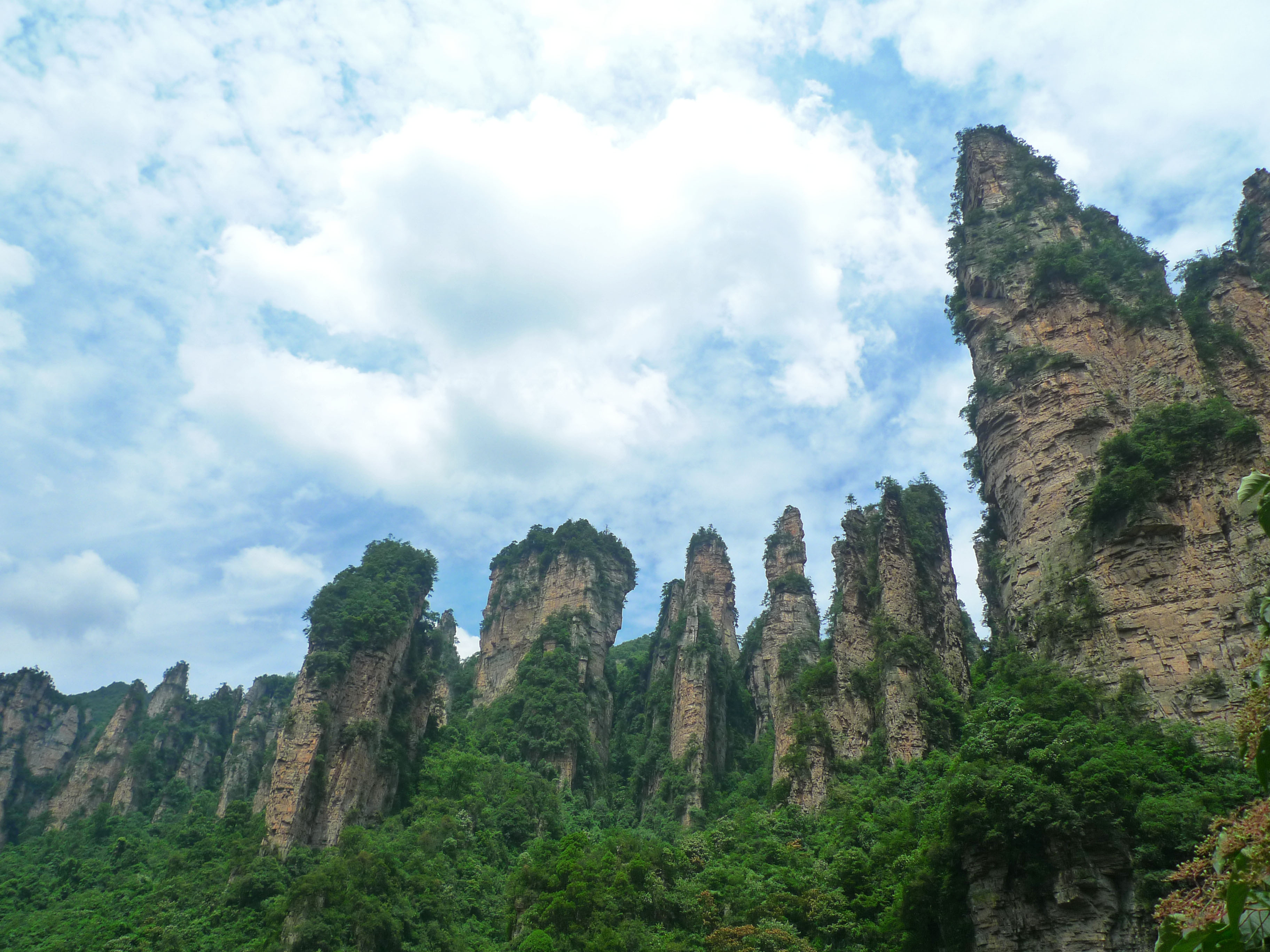 189ZhangjiajieRocksbyBruceLee.jpg