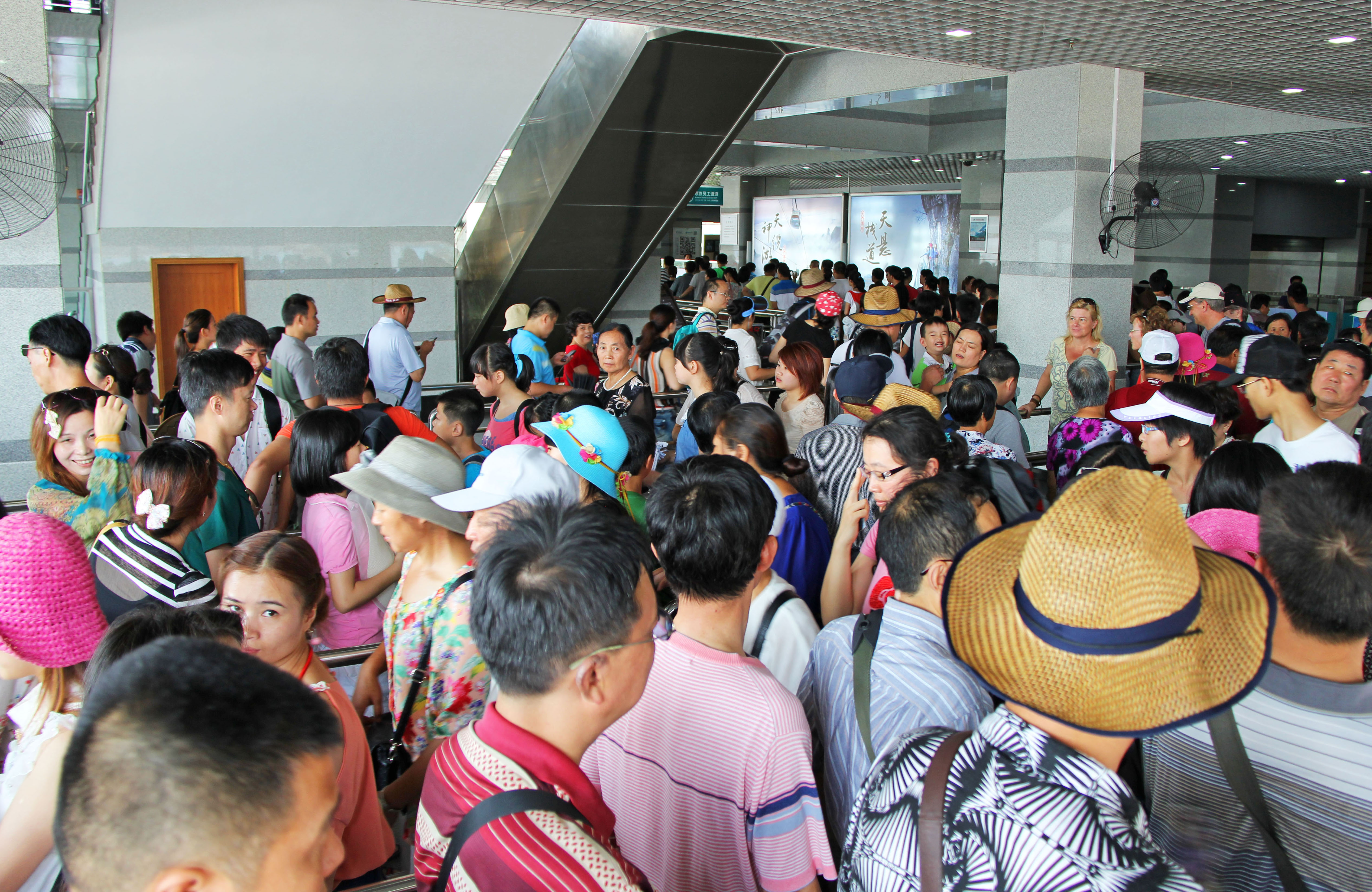 99TianmenMountainRopewayLine.jpg