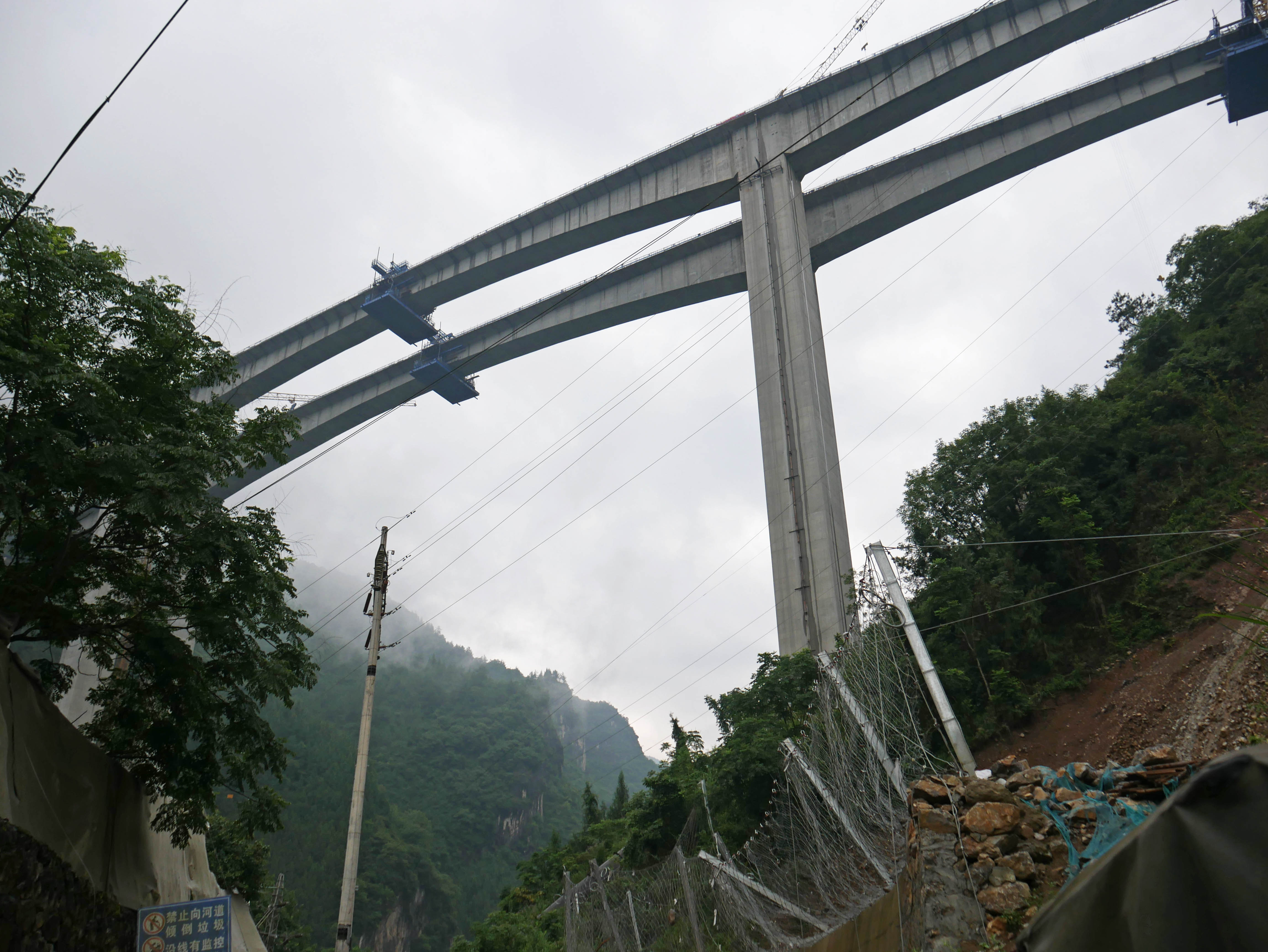 Fenghuang Bridge WuyunkaiGraySky.JPG