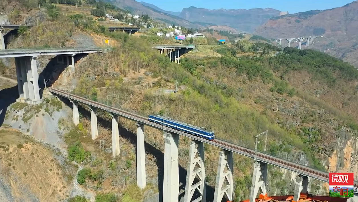 BeipanjiangShuipanTrainexpressway.jpg