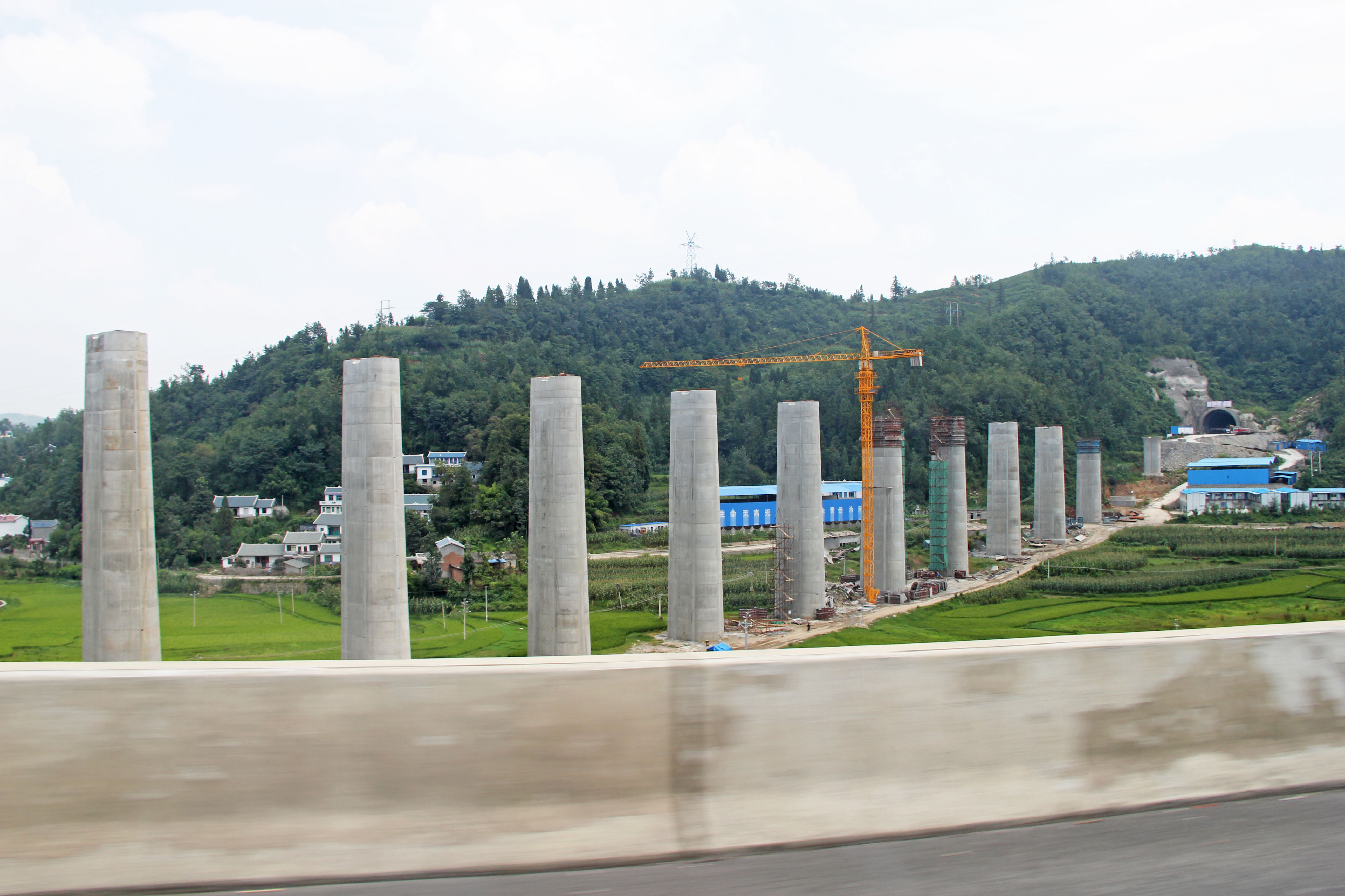 168G60GuiyangKunmingRailwayViaduct.jpg