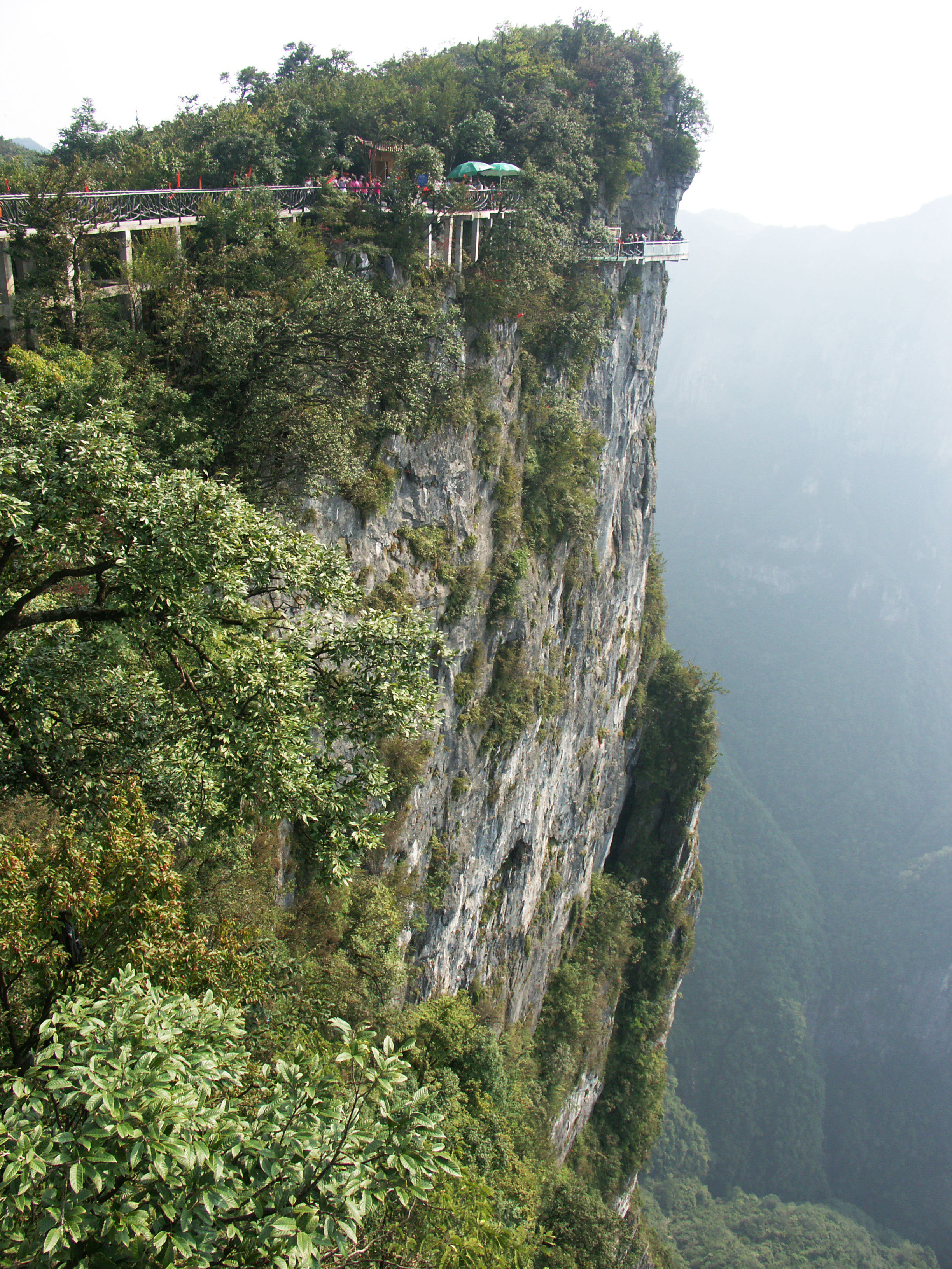 187TianmenMountainGlasswalkByEric.jpg