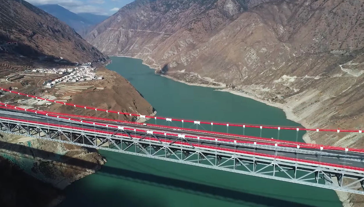 Daduhe Bridge XingkangRedCables.jpg