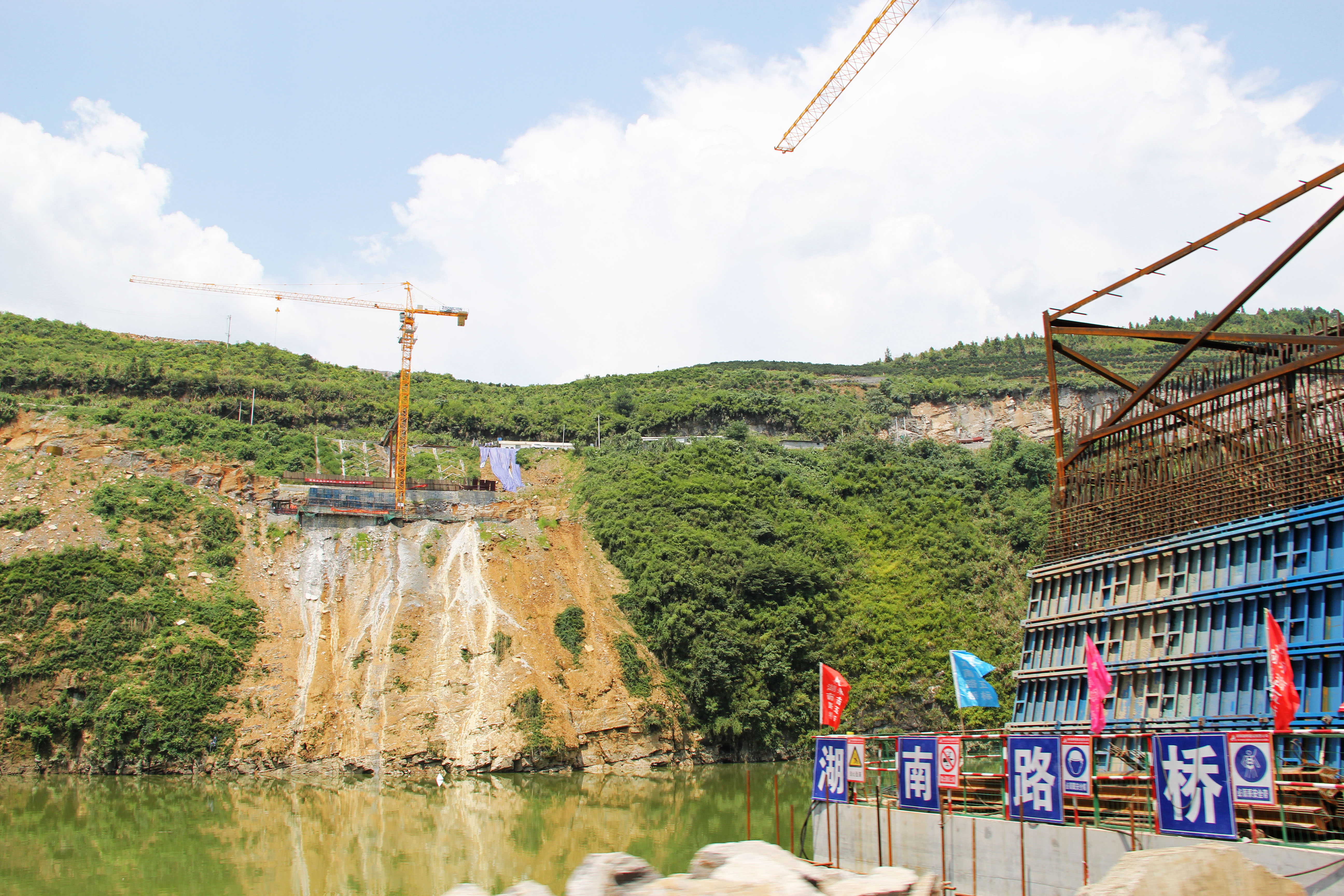 143FurongzhenJishouZhangjiajieBigBeam&Piers.jpg