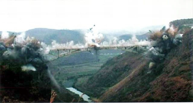 Guihua1994Arch154mtrLongDec26th2003Destroyed.jpg