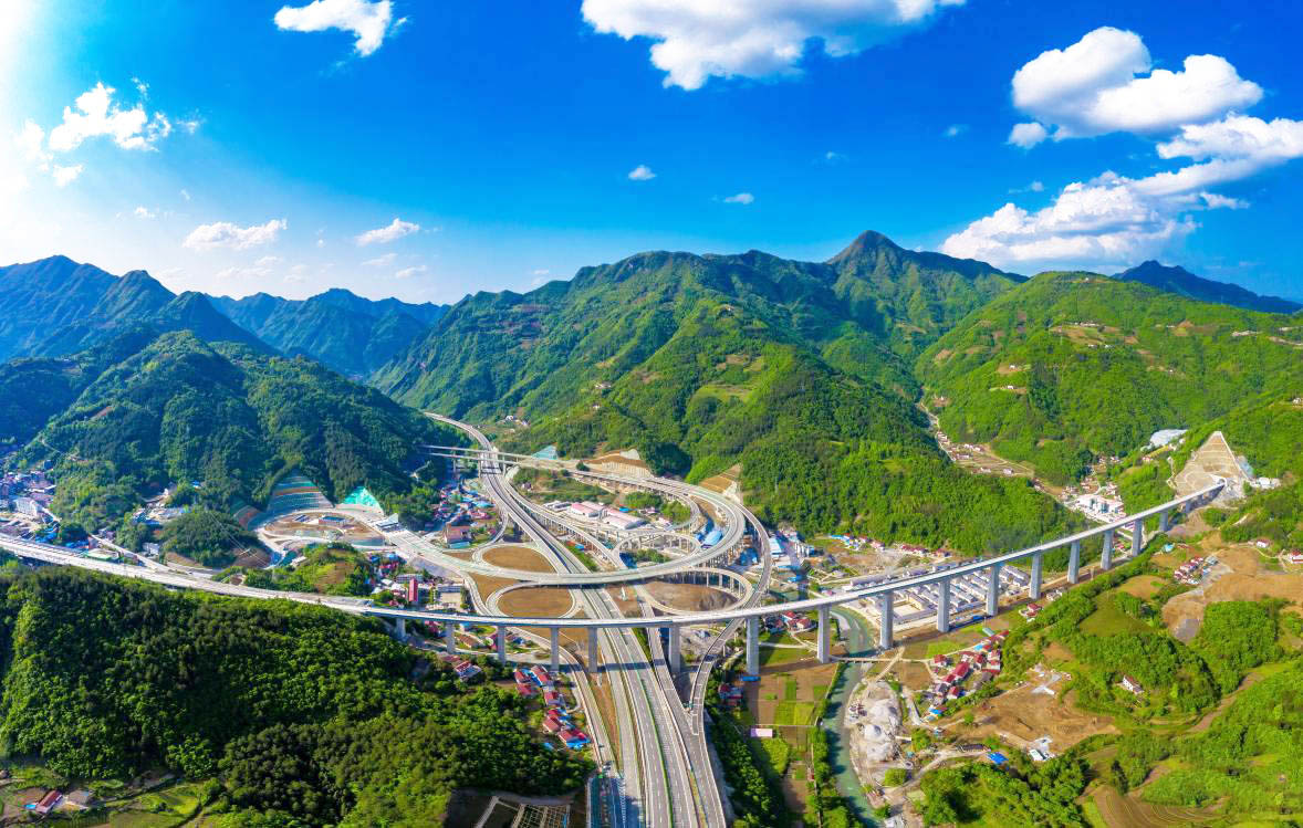 File:Tianchi Railway and Qianping Expressway bridge.jpg