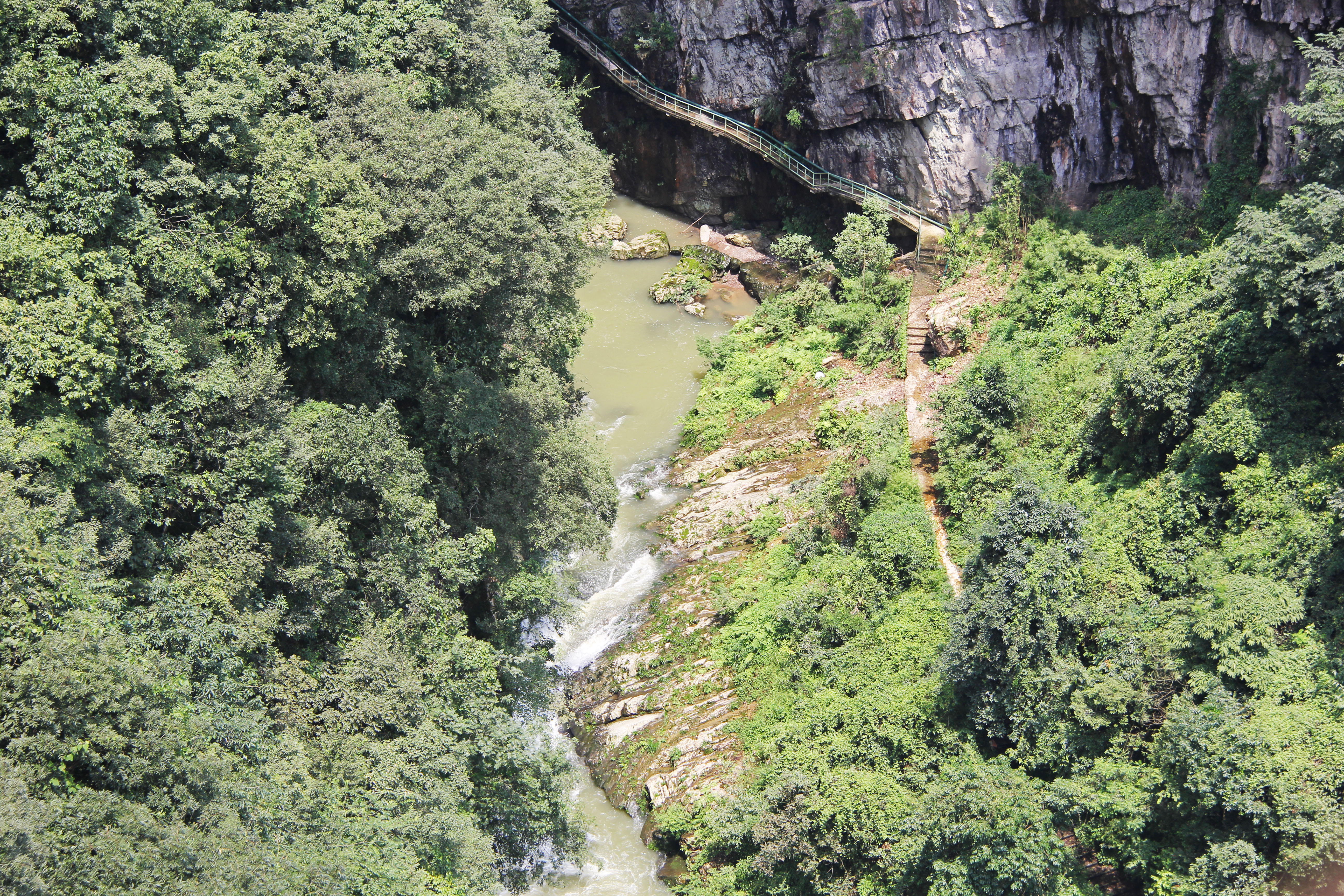 XianghuoyanArchFootbridgeValley.jpg