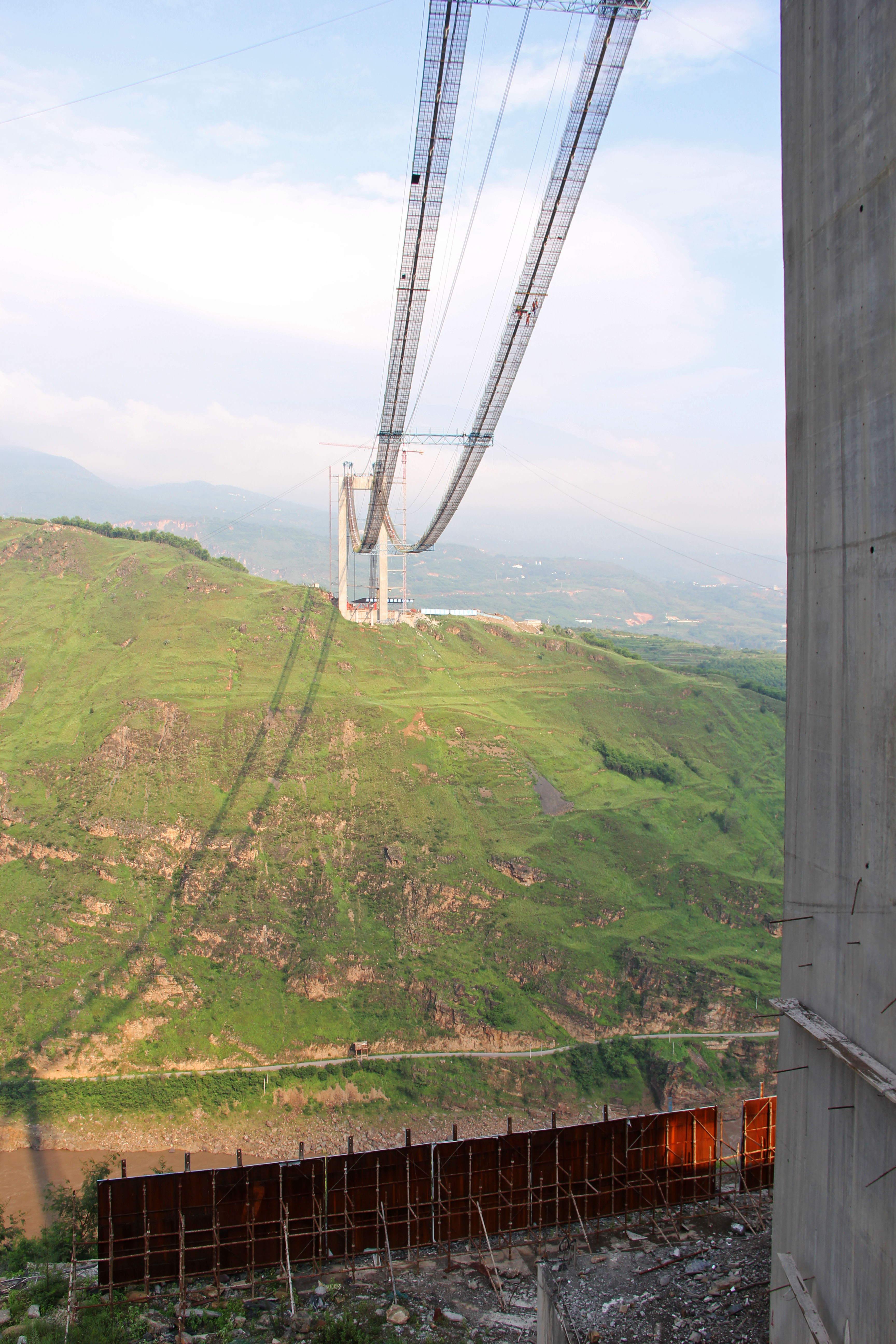 JinshajiangBridgeHulukouCanyonSlopes.jpg