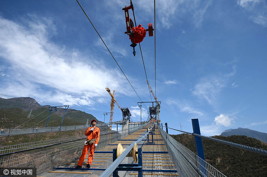 Daduhe Bridge XingkangWireSpinning.jpg