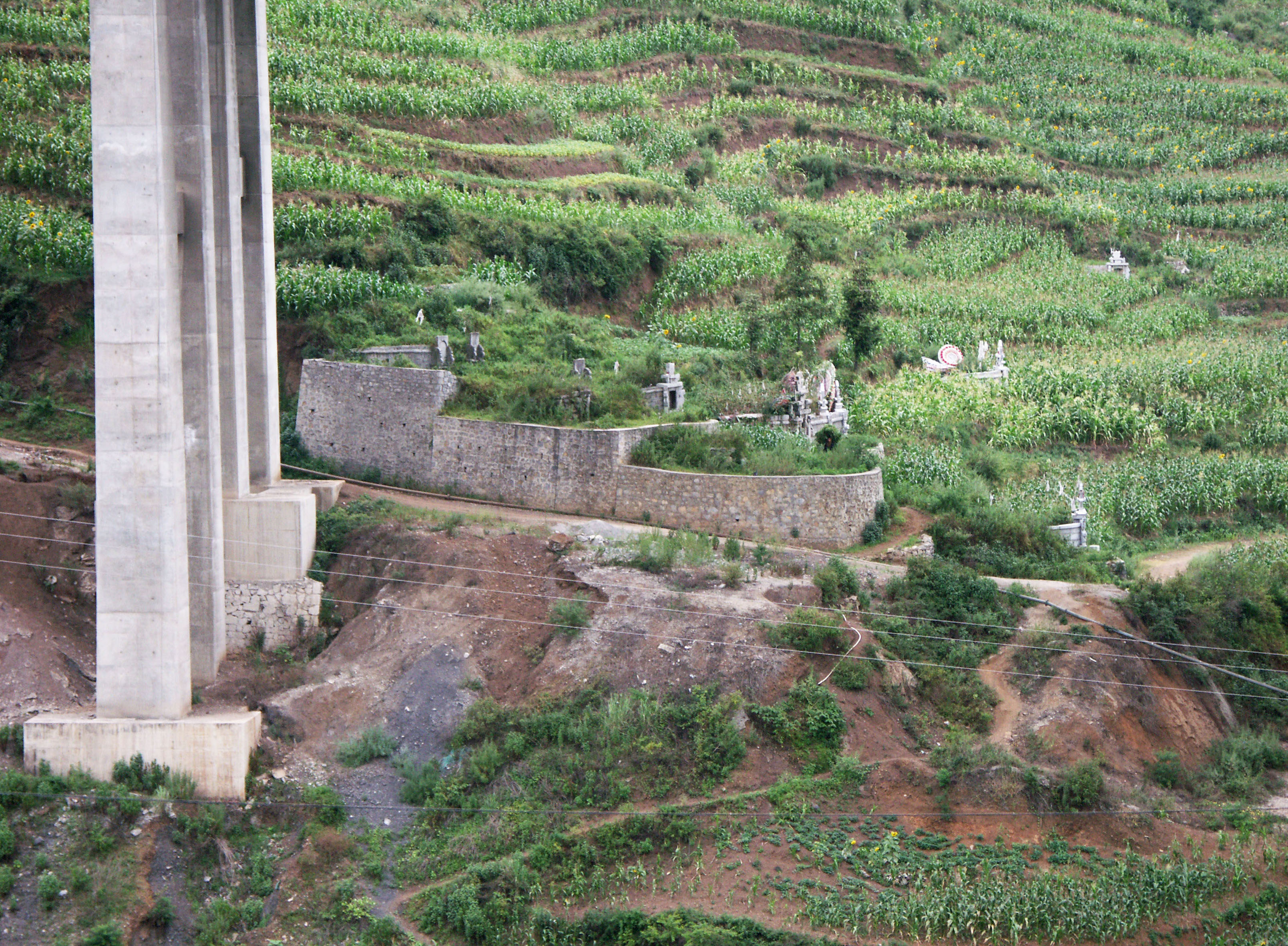 HutiaoheGraveStones.jpg