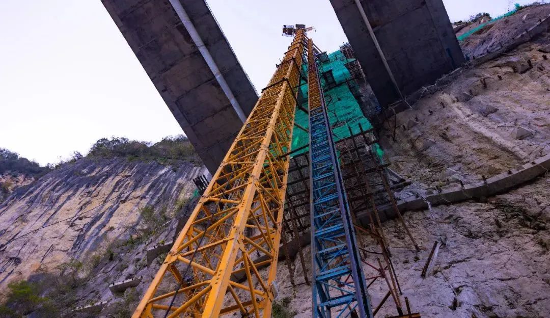 Apengjiang Bridge GongtanCliff.jpg