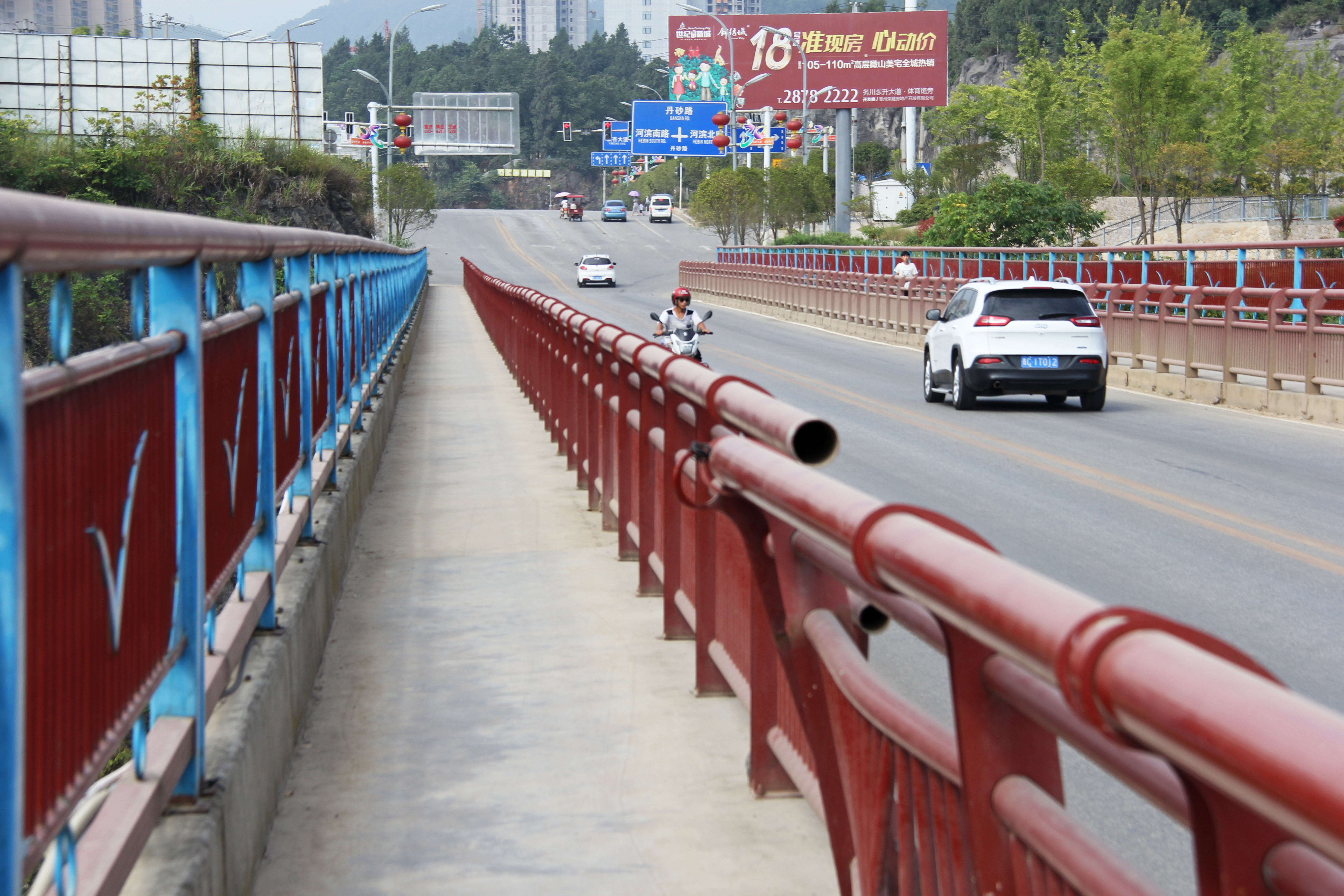 HongduheWuchuanFengle2LaneArchSidewalk.JPG