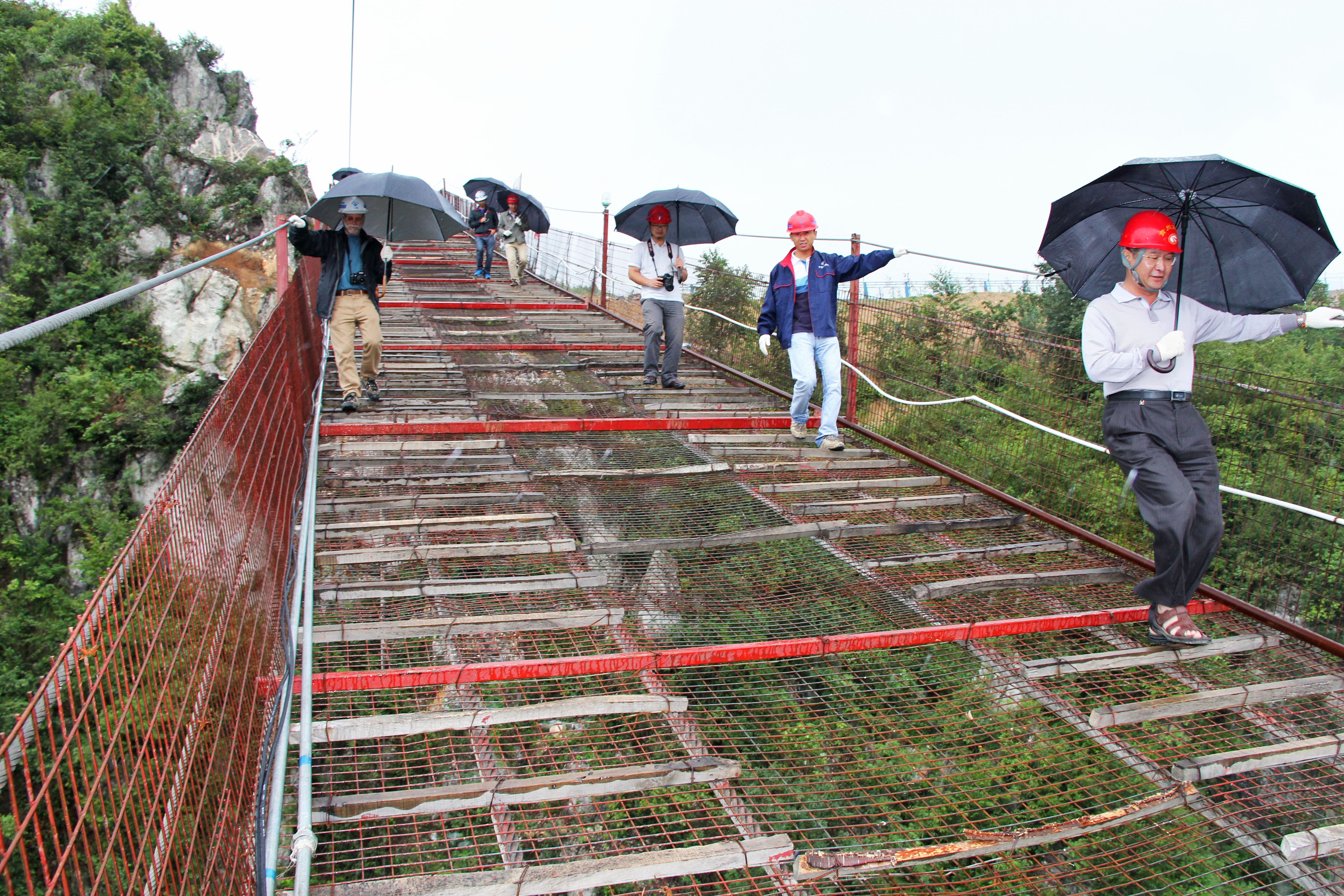 25DimuheFootbridgeUmbrellas.jpg