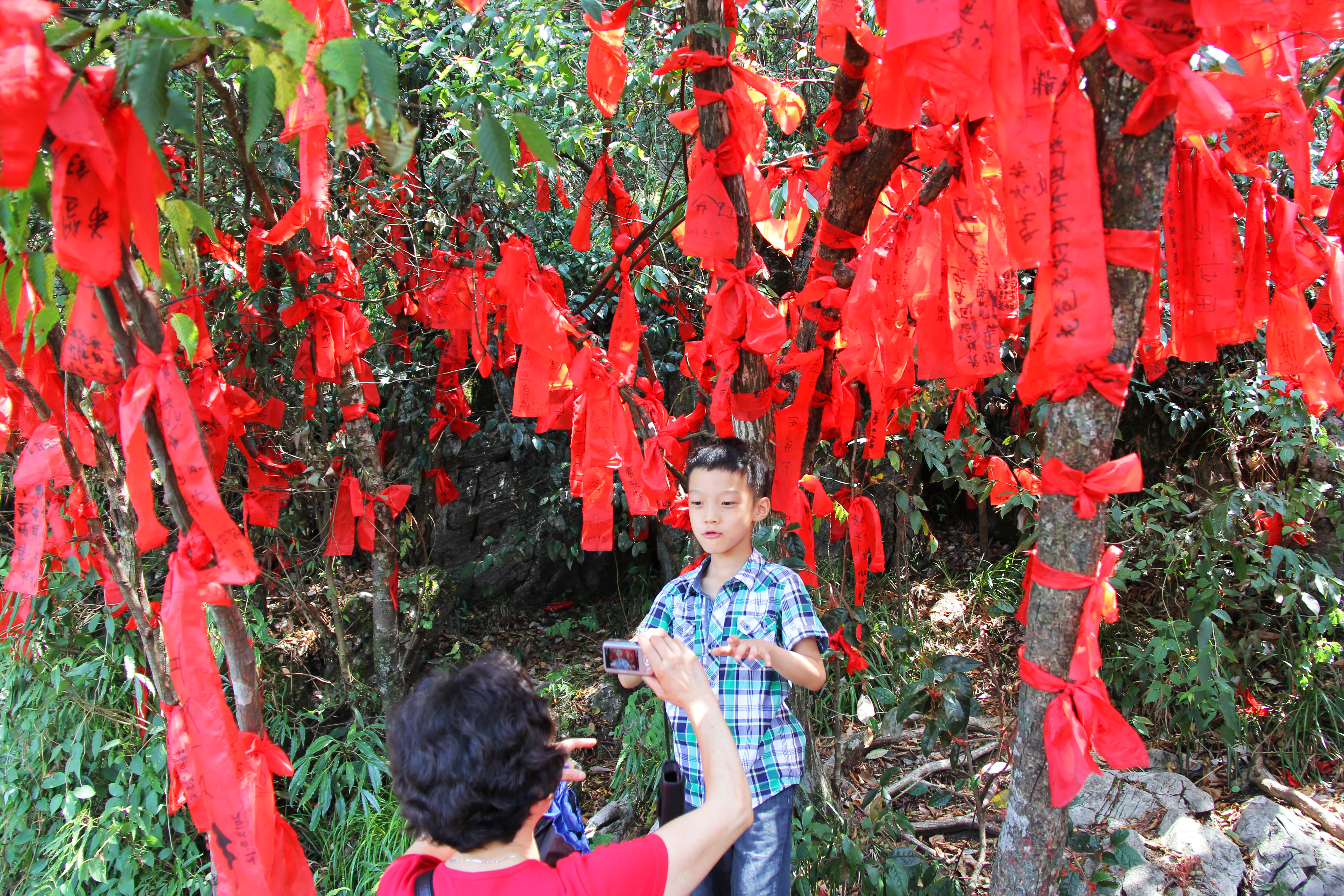 110TianmenMountainBoy&Ribbons.jpg