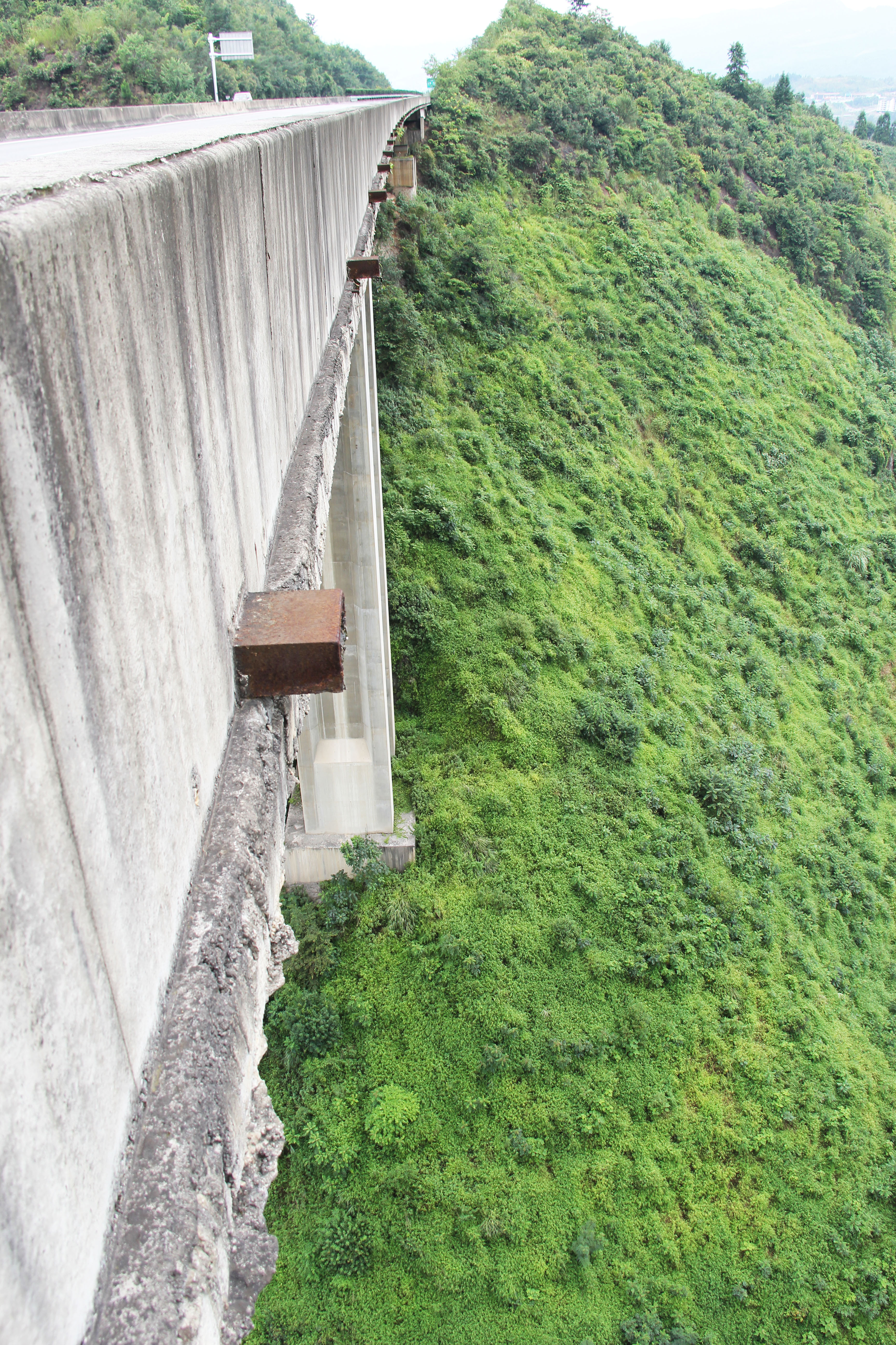 File:ChaheEastPierSlope.jpg