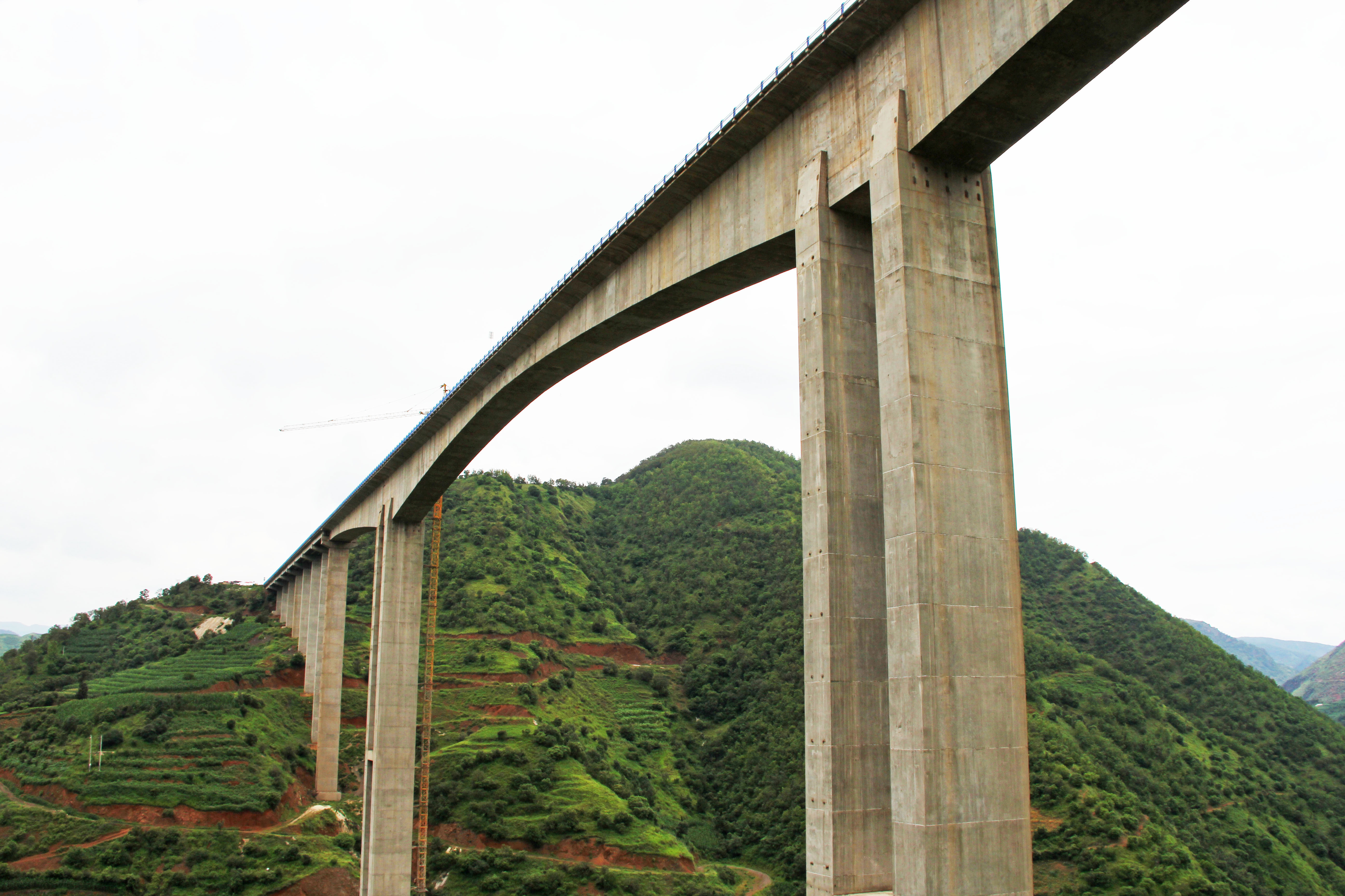 MaguohePiers&Mountain.jpg