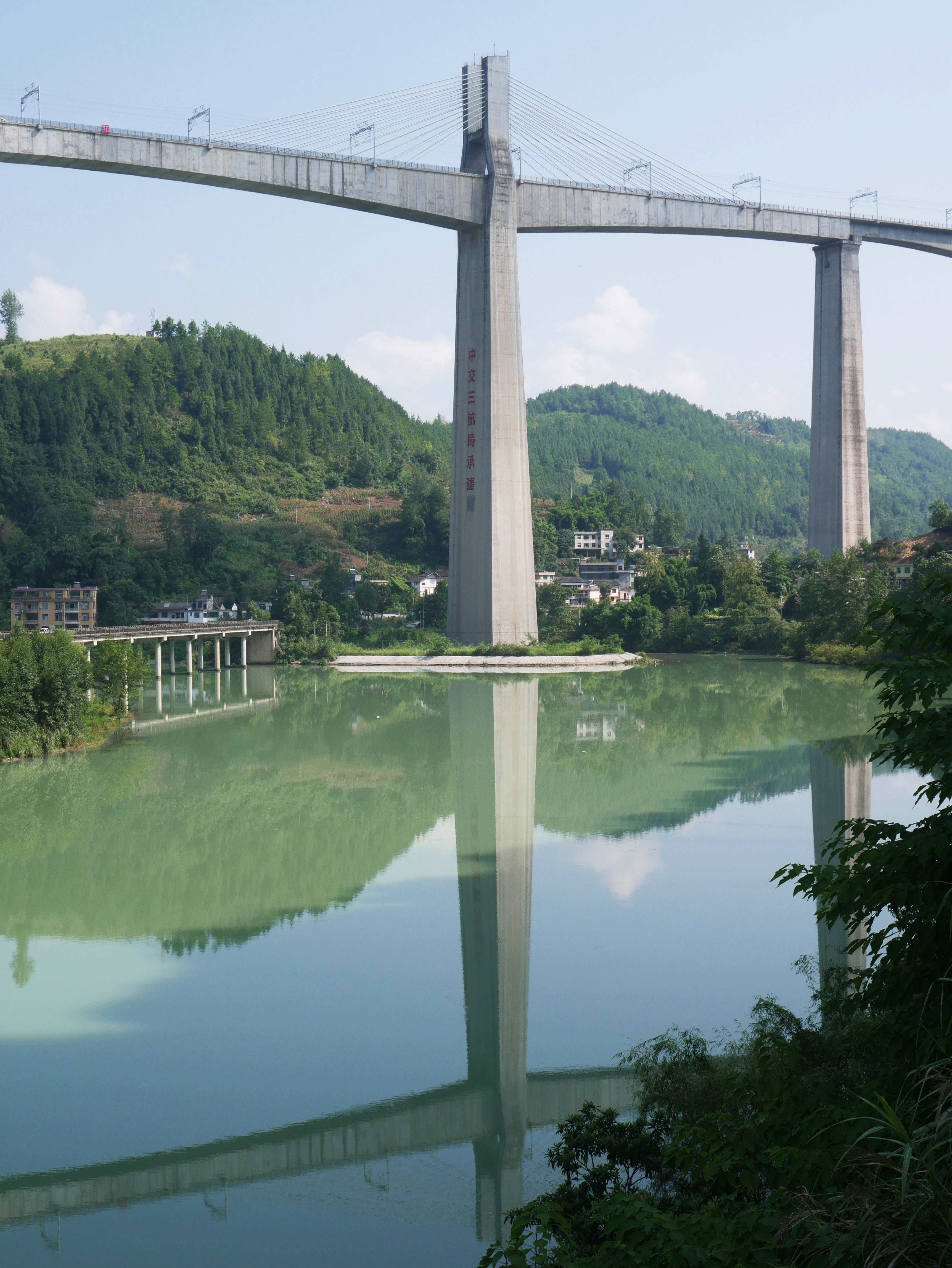 Apengjiang Railway Bridge QianzhangPierSkyLake.JPG