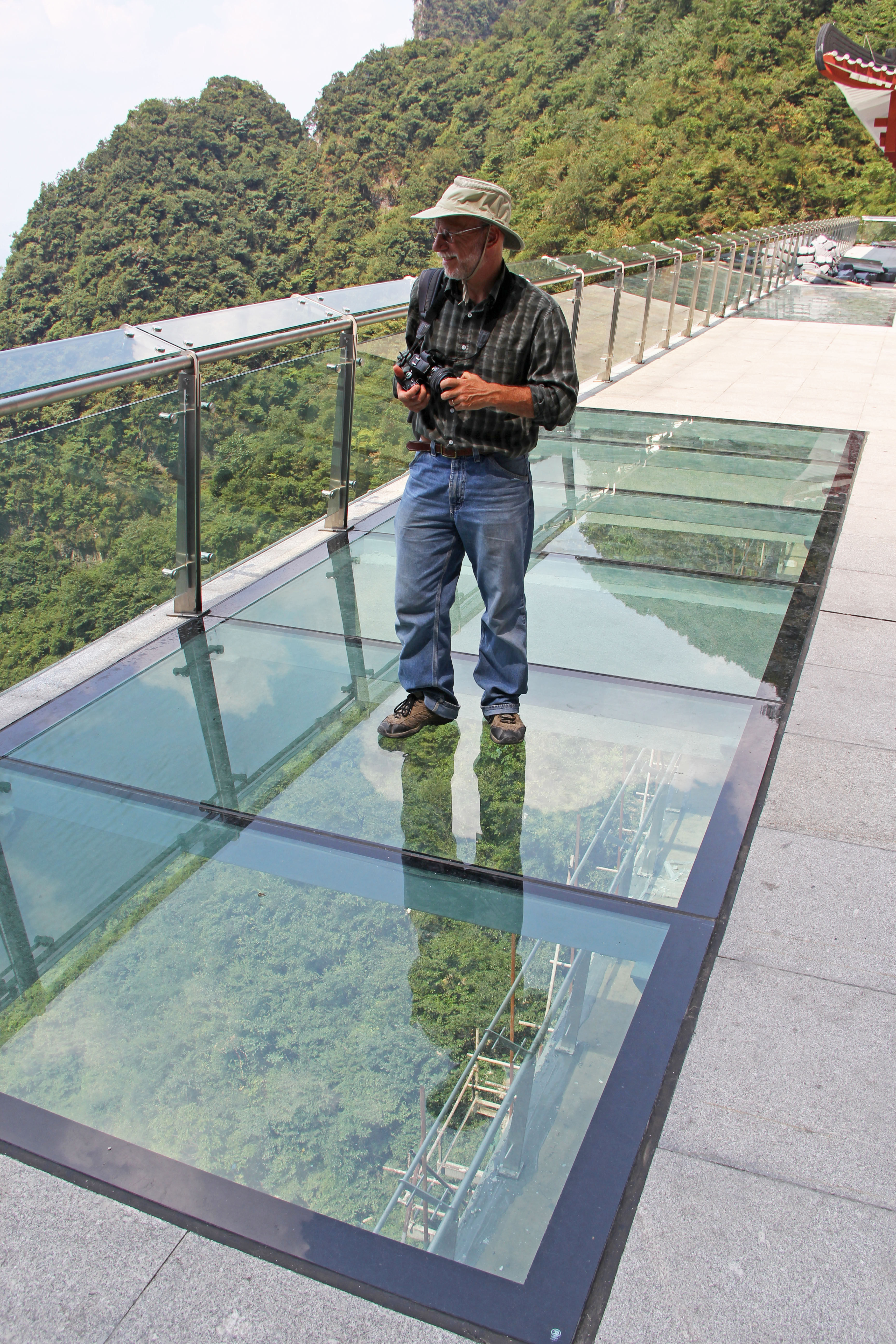 129TianmenMountainHotelGlass&Richard.jpg