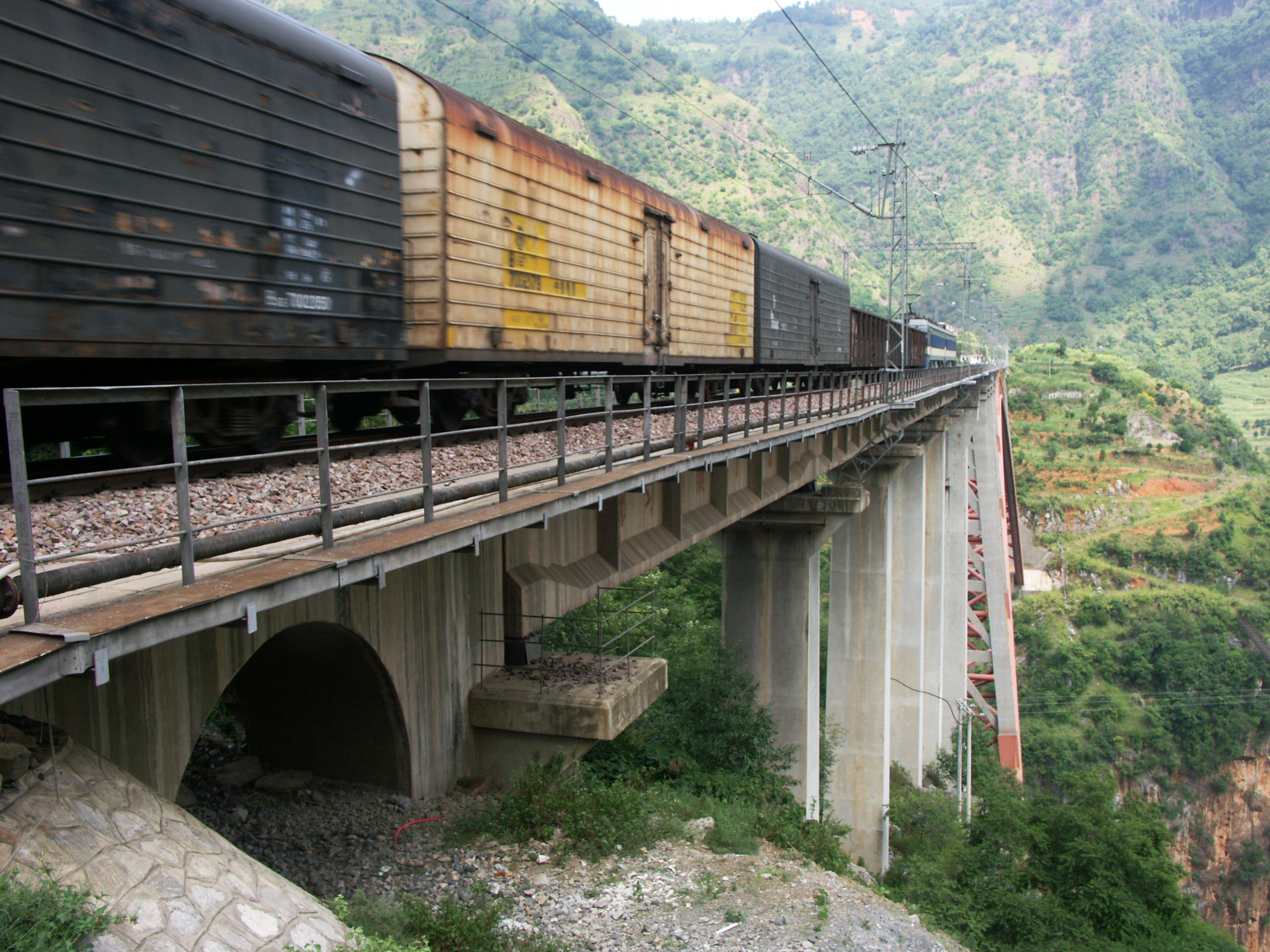 BeipanjiangRailwayTrain.jpg