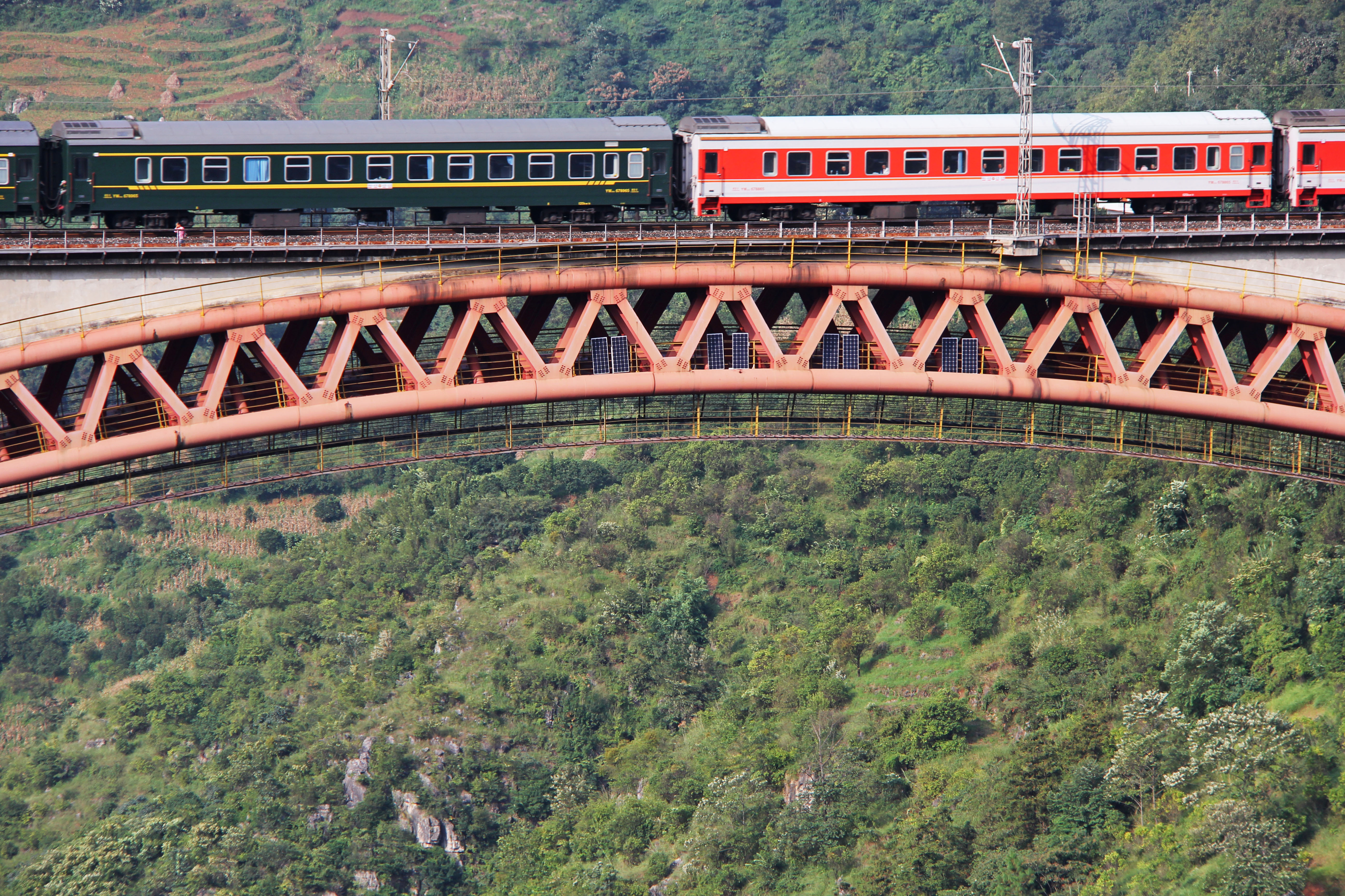 BeipanjiangShuibaiCenterTrain.jpg