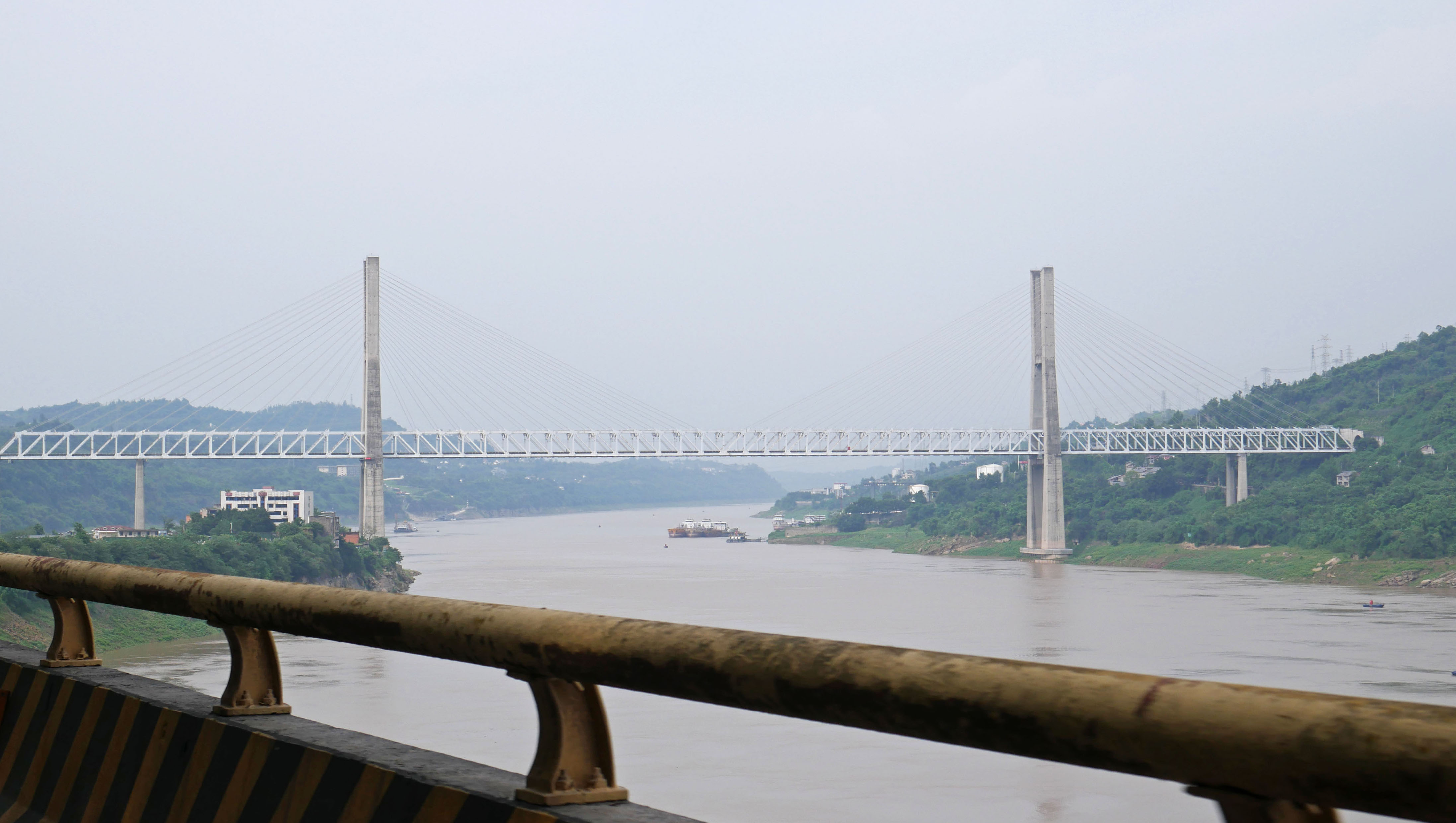 HanjiatuoYangtzeRailwaySide.JPG