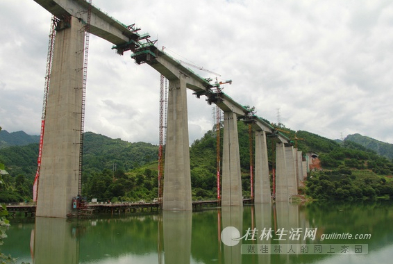 XingfuyuanRailwayPiers.jpg