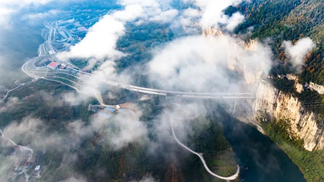 File:Apengjiang Bridge GongtanCloudsDown.jpg