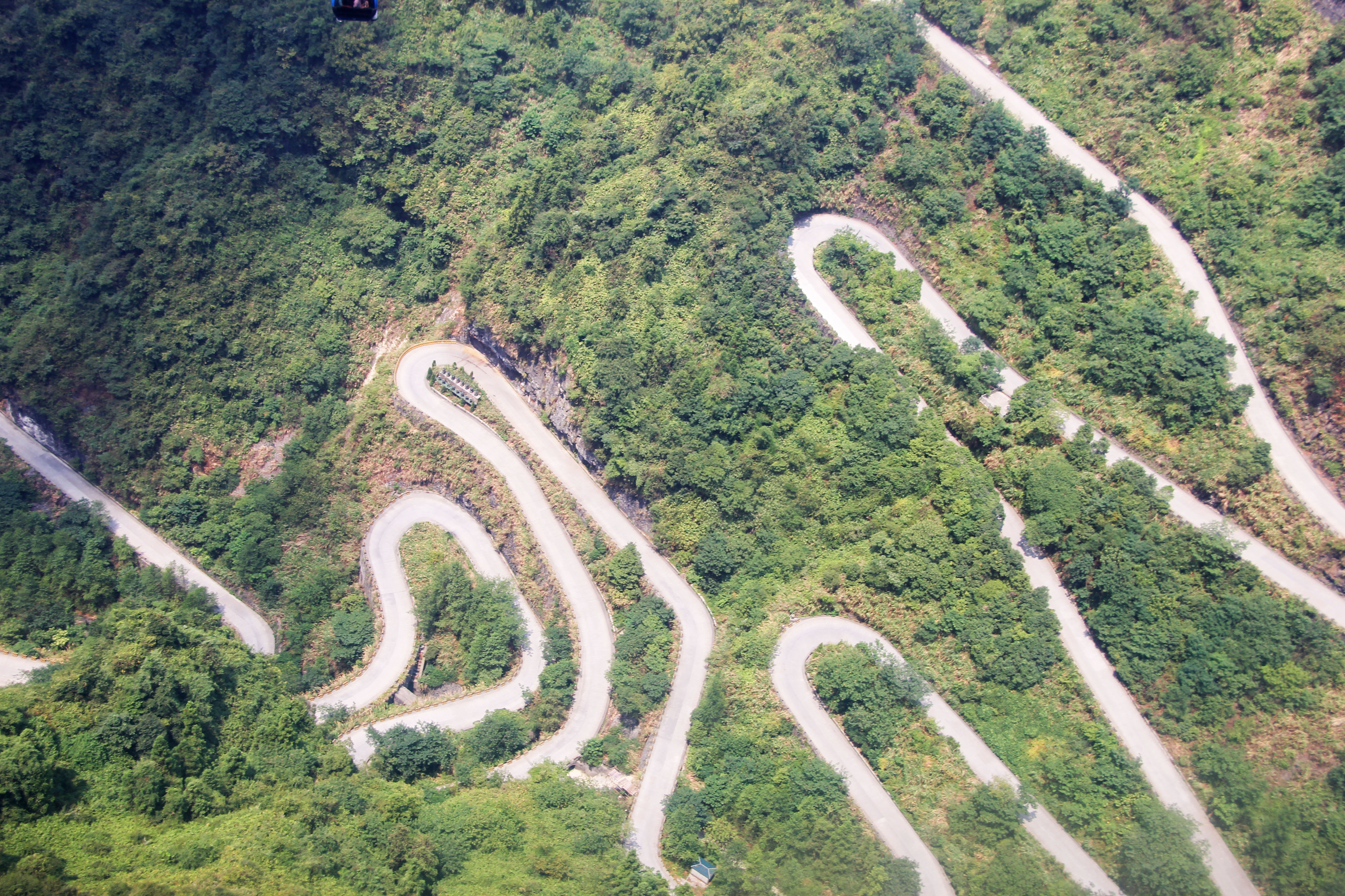 124TianmenMountainBusRoadTurns.jpg