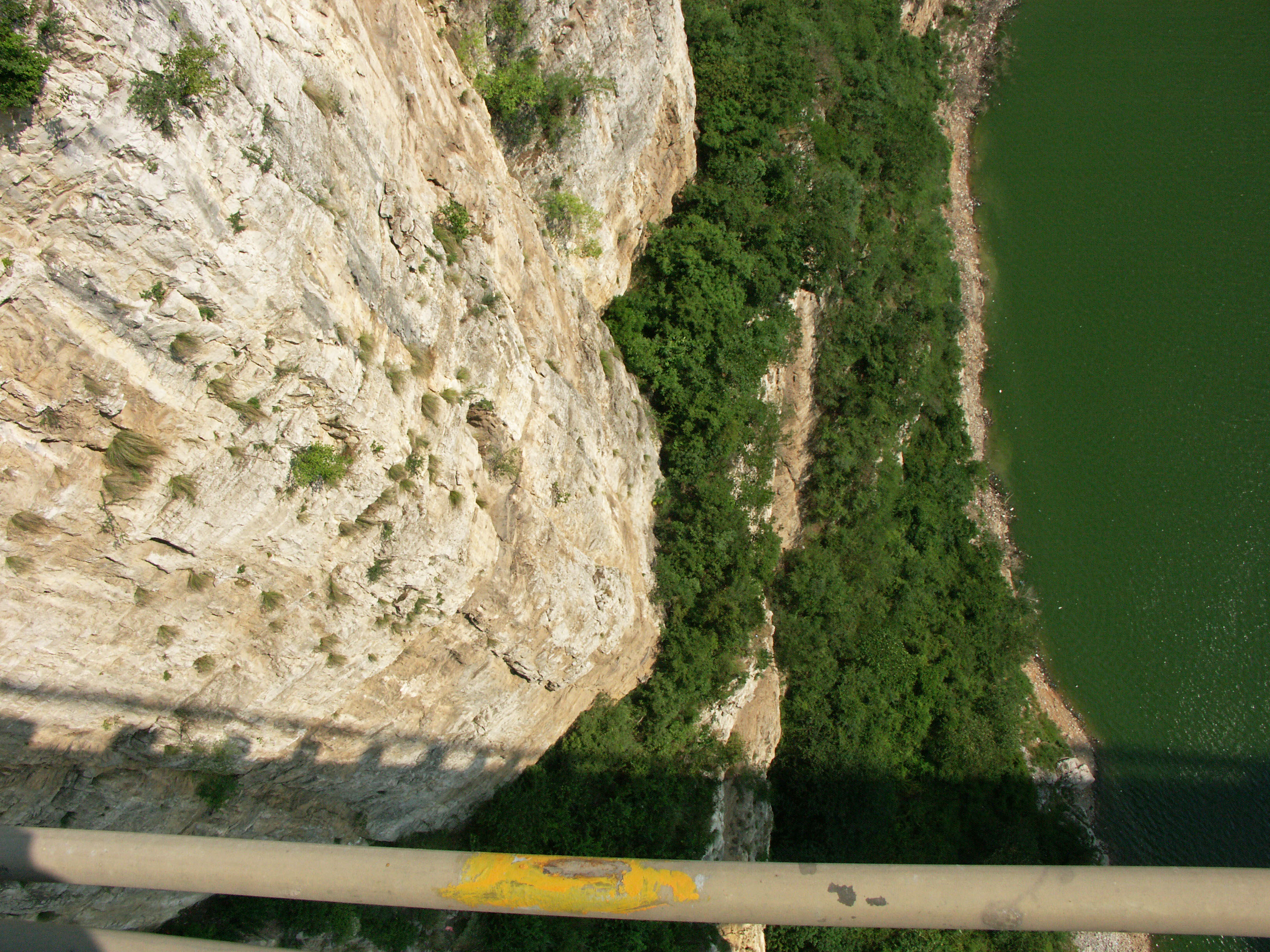 Luojiaohe2011CliffView.jpg