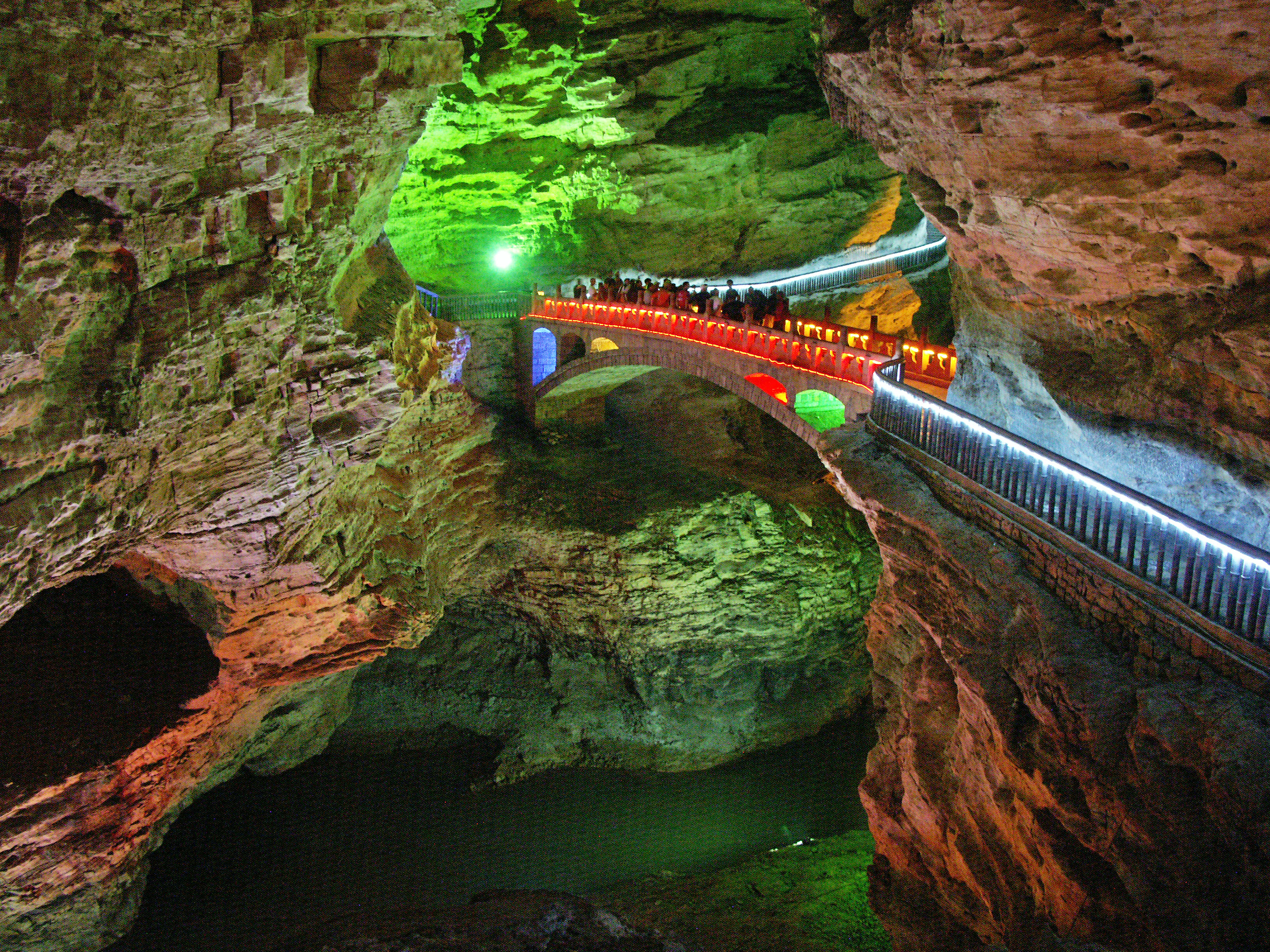 192ZhangjiajieCave55FootHBridgeByEric.jpg