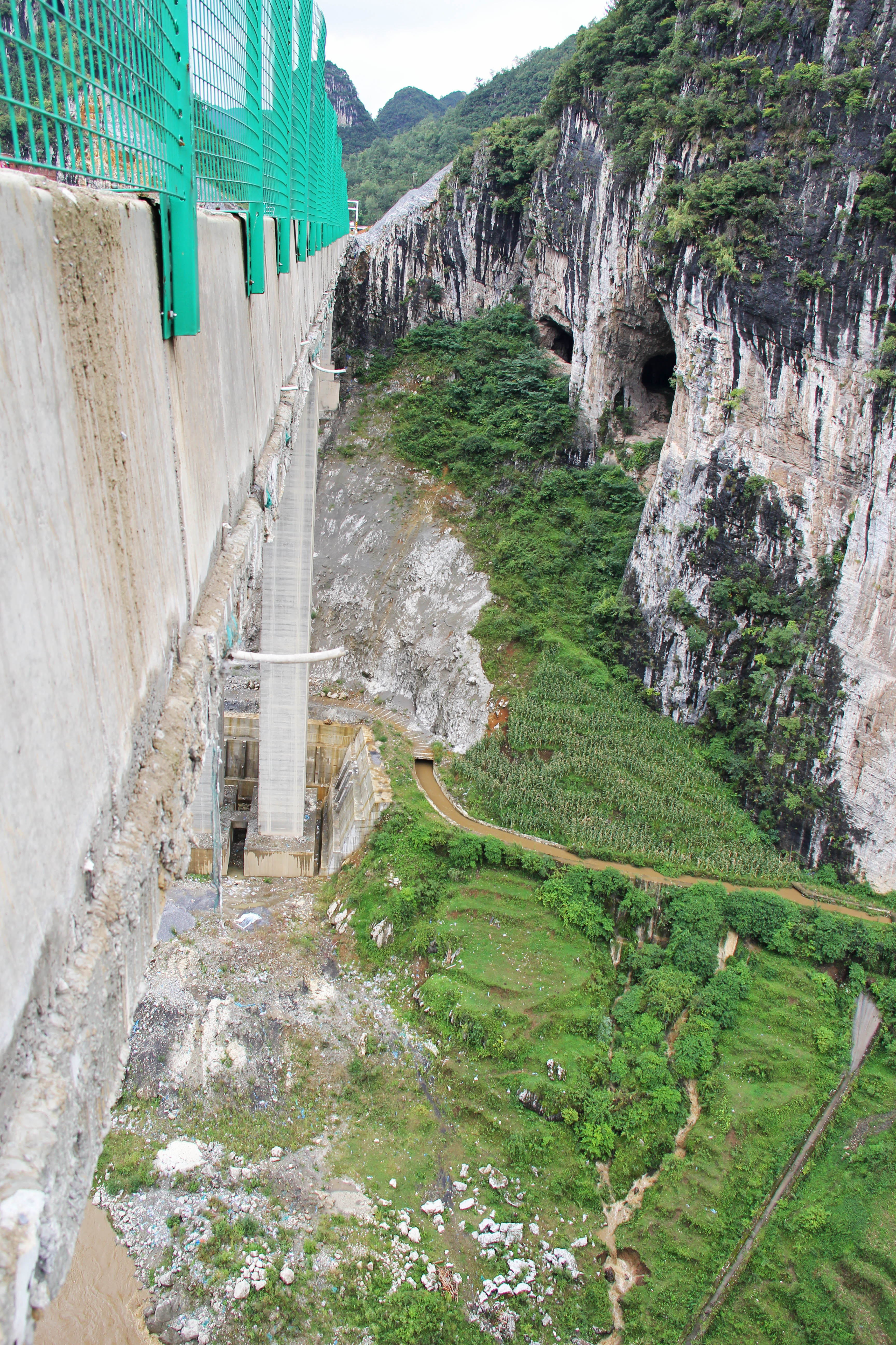 Luoshuidong&Cliffs.jpg