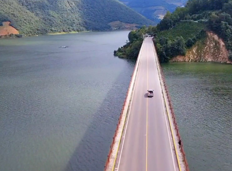 Lancangjiang Bridge ChangningDeck.jpg