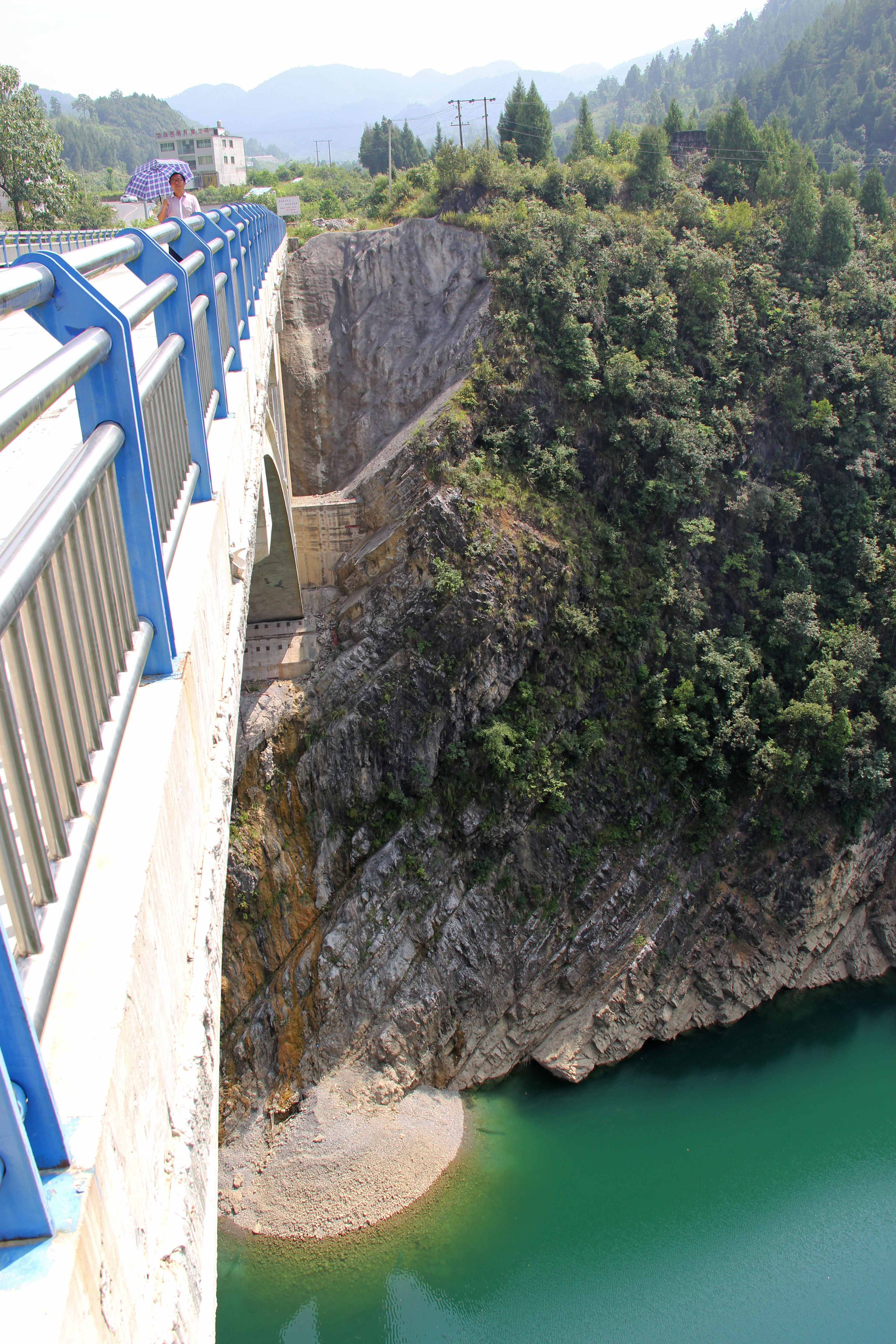 LongtanheWuchuanFengleSouthArchRailing.JPG