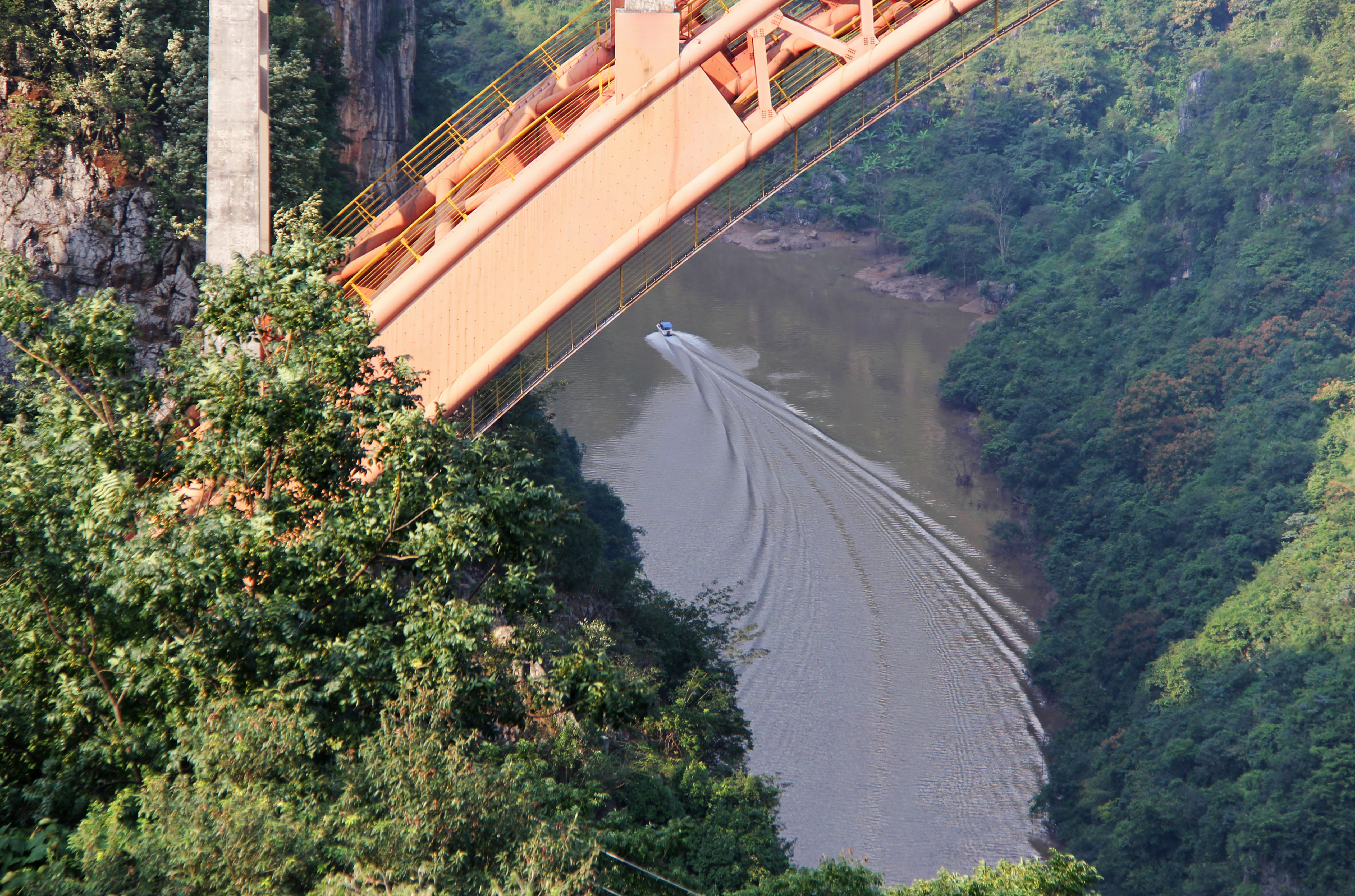 BeipanjiangShuibaiBoatReservoir.jpg