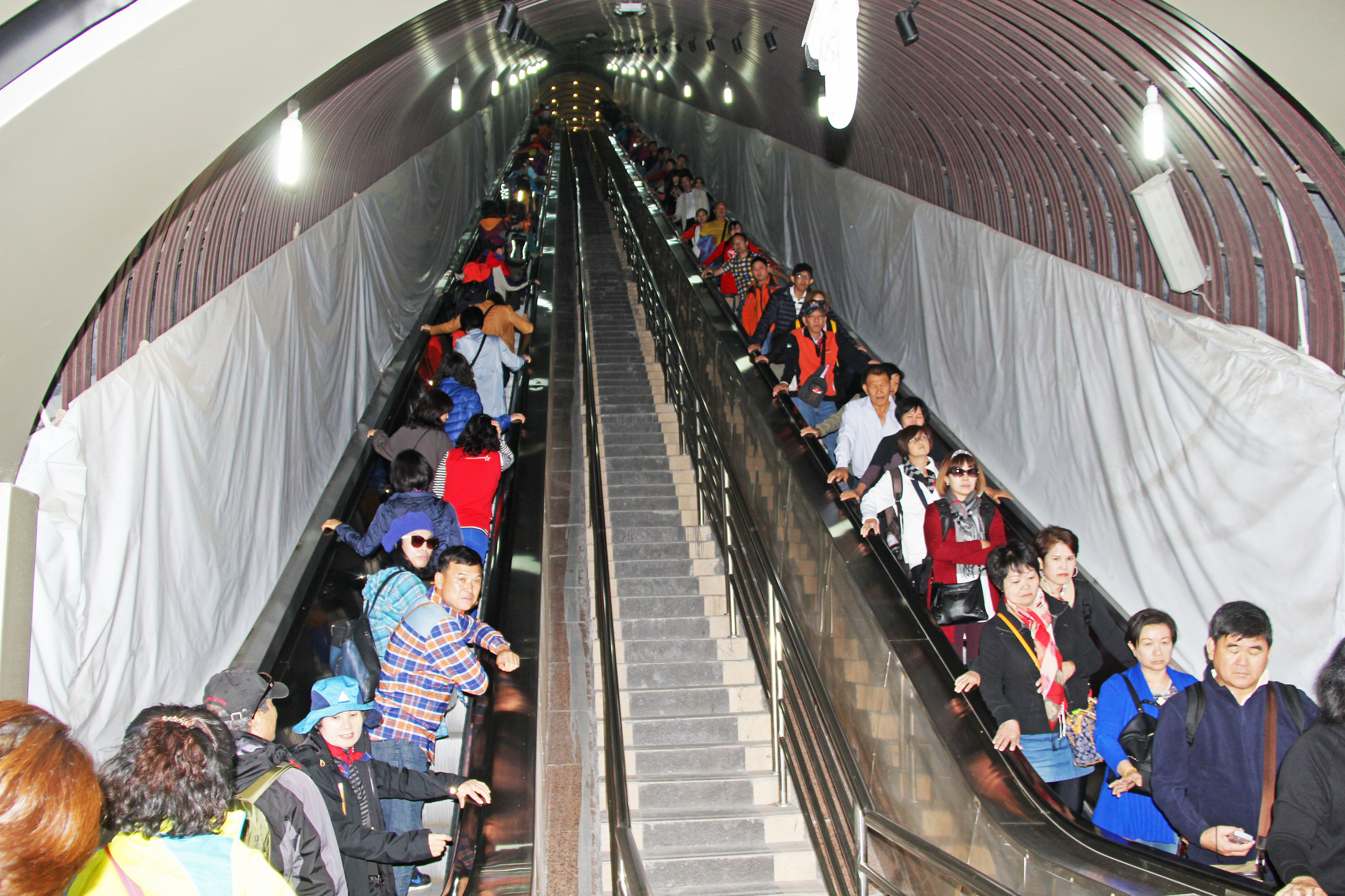 52TianmenshanEscalatorByEric.jpg