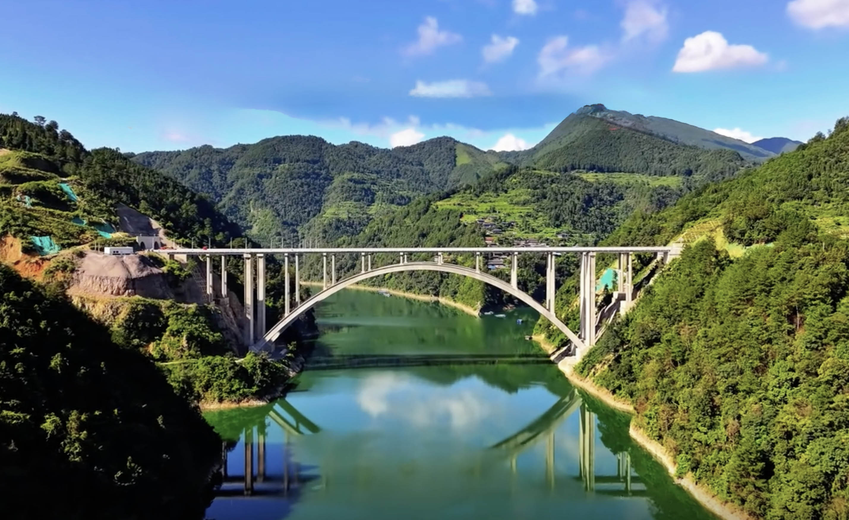 QingshuijiangJianliDroneReflection.jpg