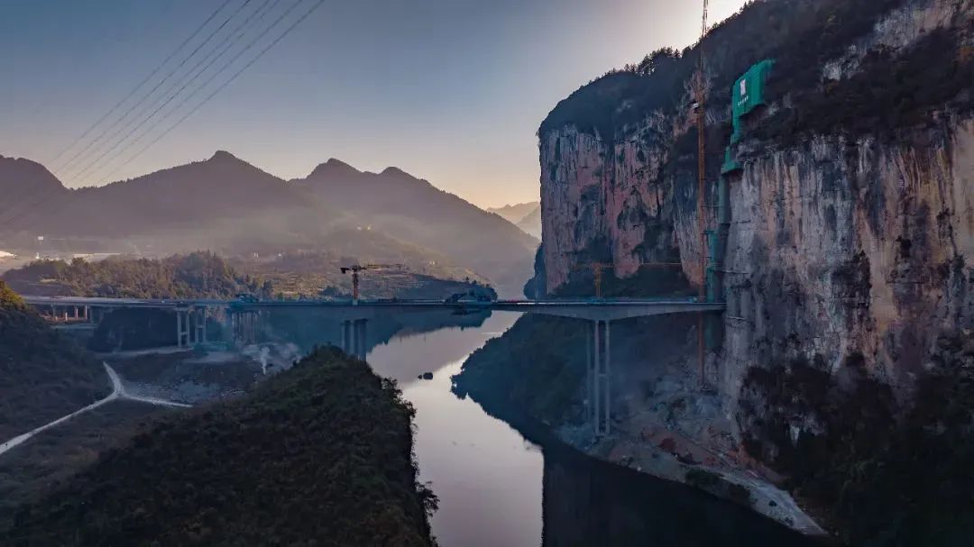 Apengjiang Bridge GongtanCliffs2.jpg