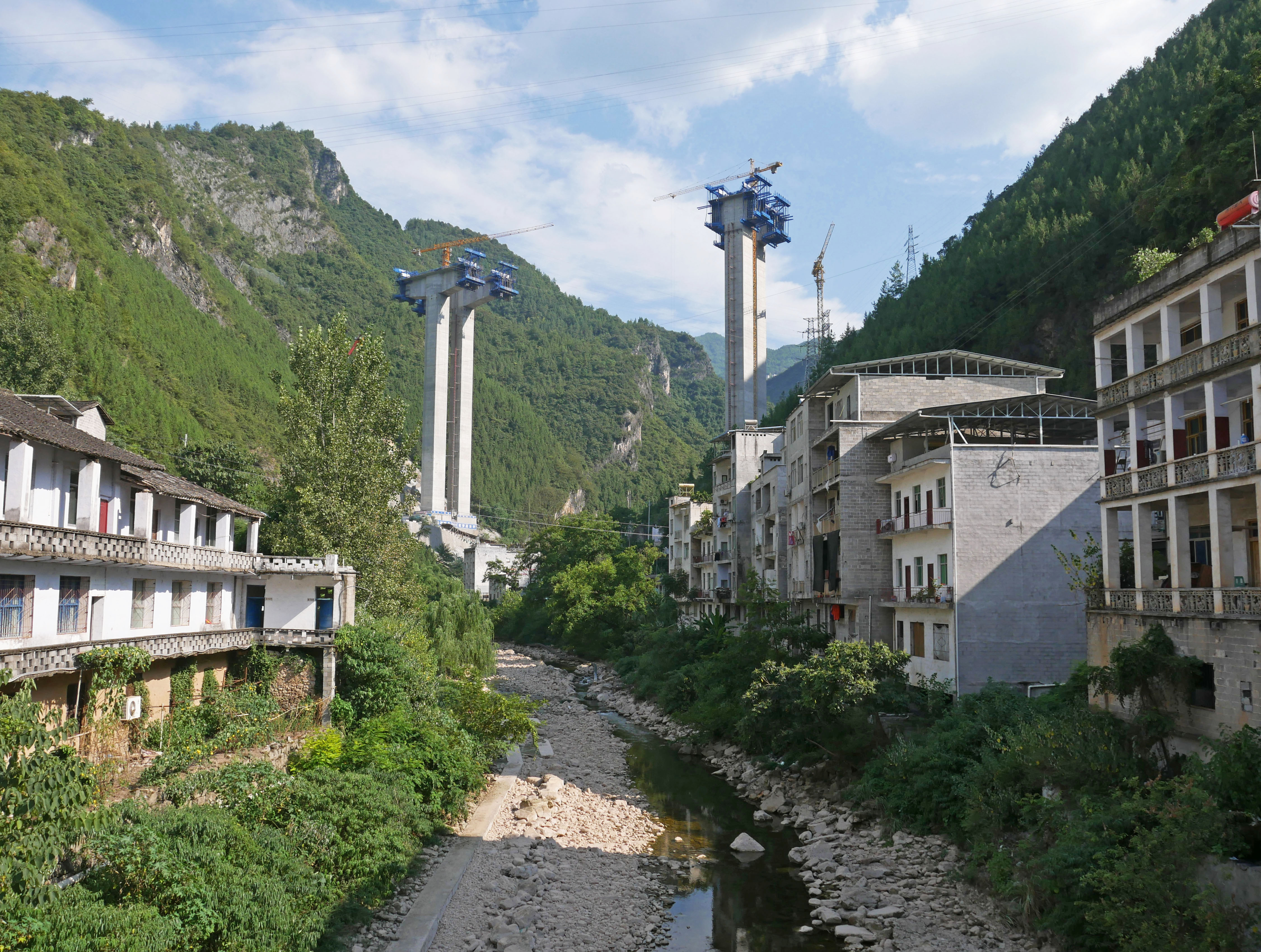 Fenghuang Bridge WuyunkaiCreek.JPG