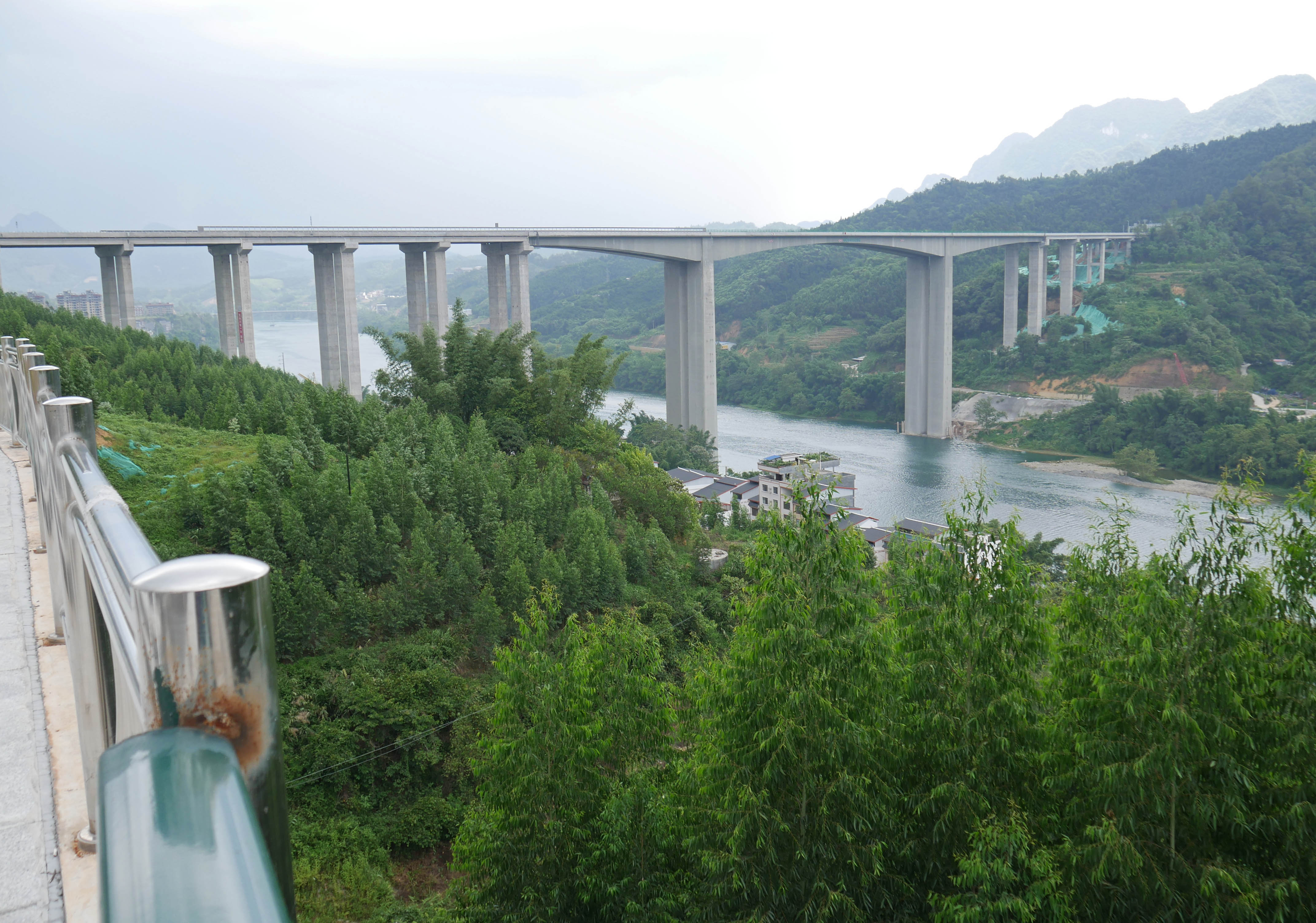 Hongshuihe Bridge TianbaFromHill.JPG