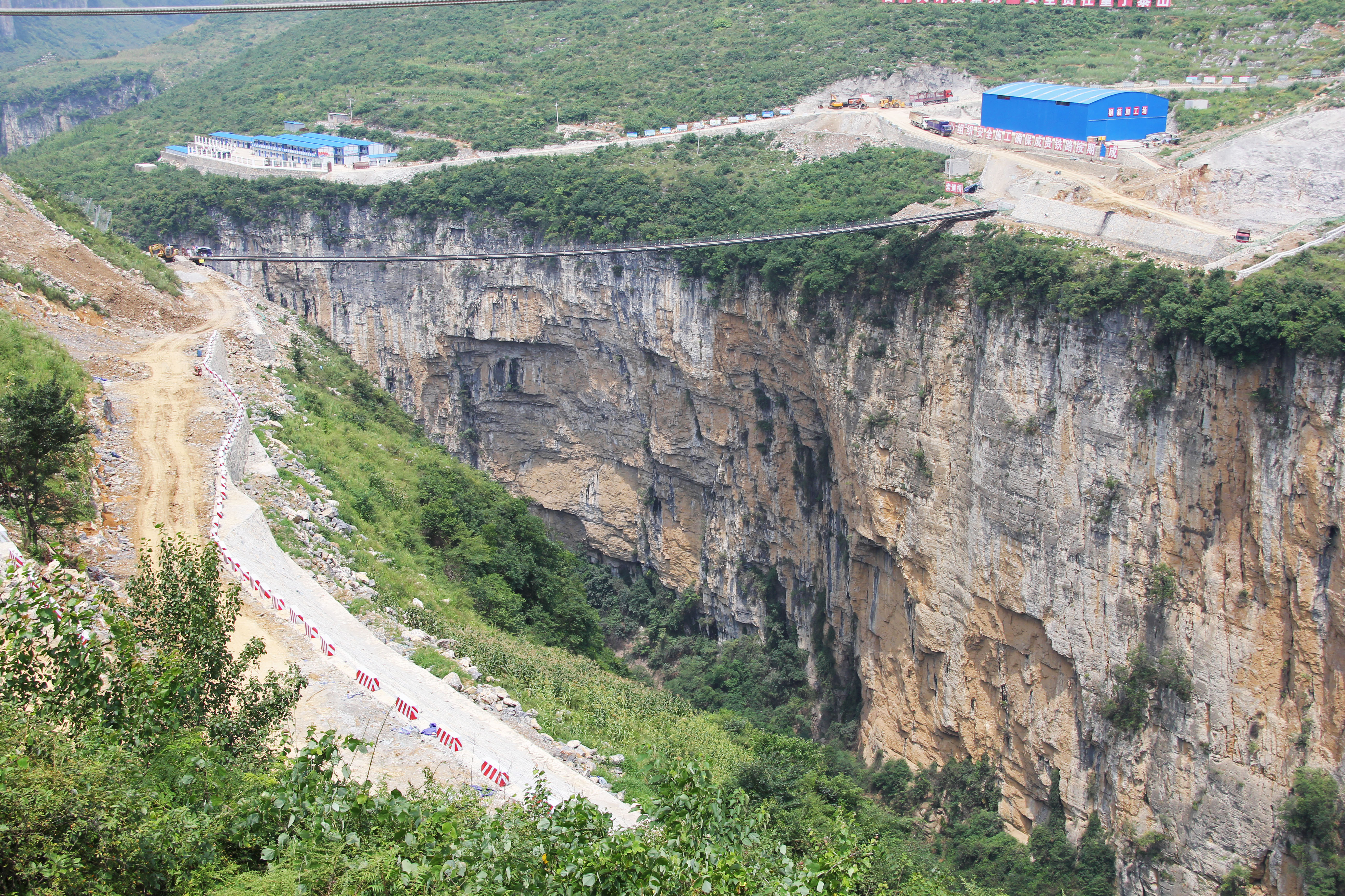 XixiheRailwayFootbridge&Cliffs.jpg
