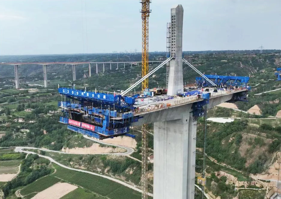 Malianhe Bridge G309TowerTop.jpg